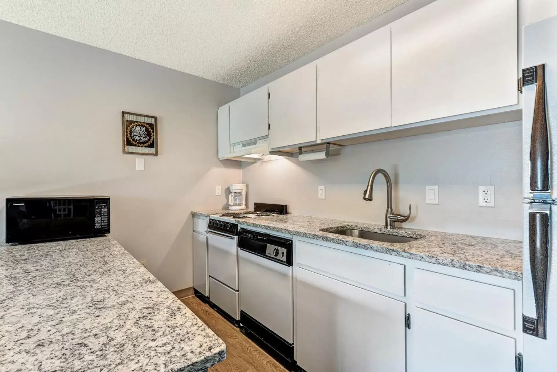 Kitchen or kitchenette, Kitchen/Kitchenette in Bend Riverside Condos