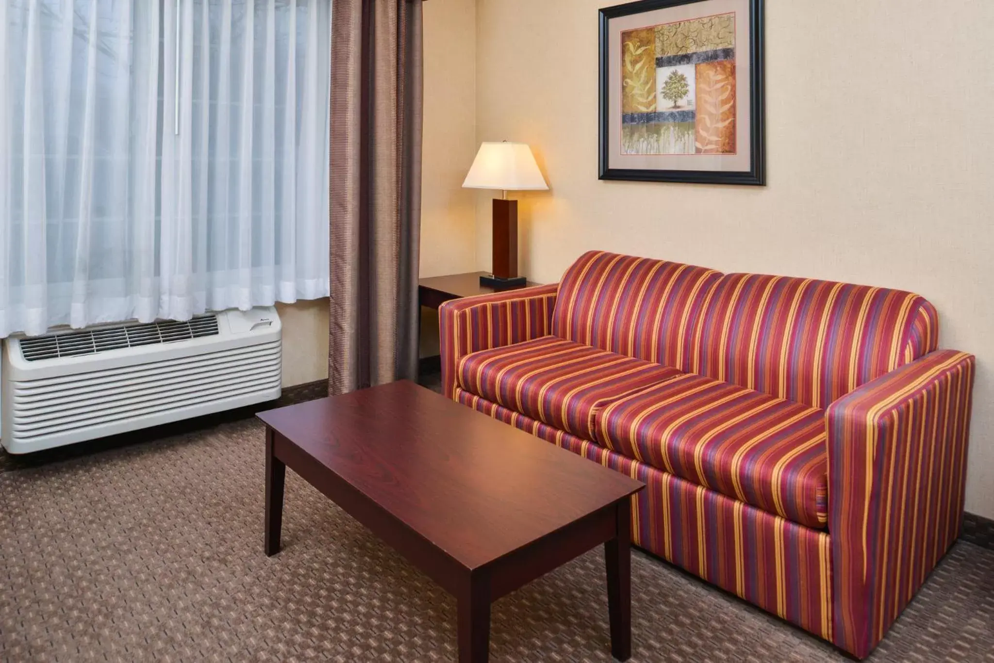 Photo of the whole room, Seating Area in Holiday Inn Express Hotel & Suites Portland - Jantzen Beach, an IHG Hotel