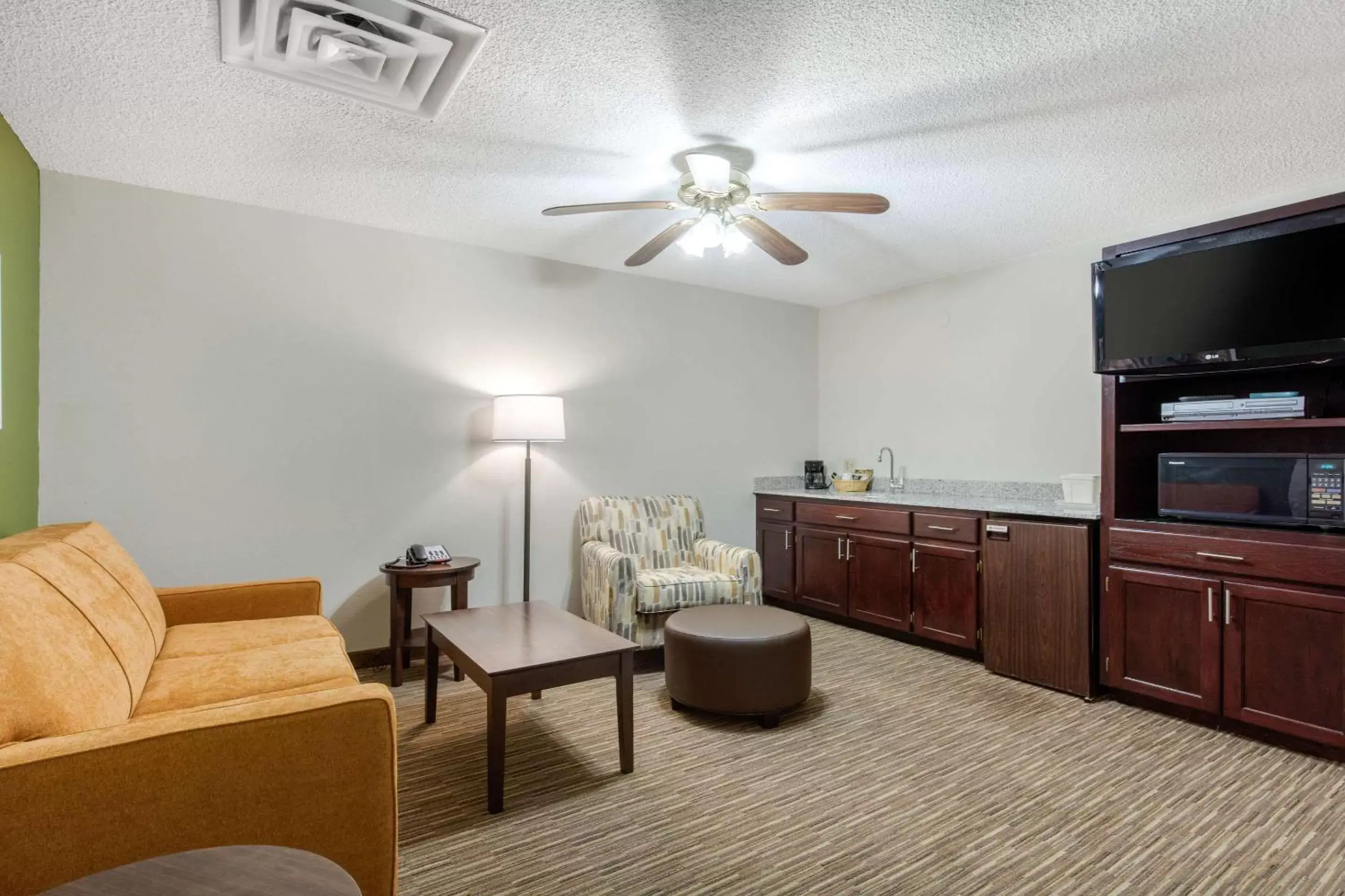 Photo of the whole room, Seating Area in Quality Inn & Suites Mountain Home North