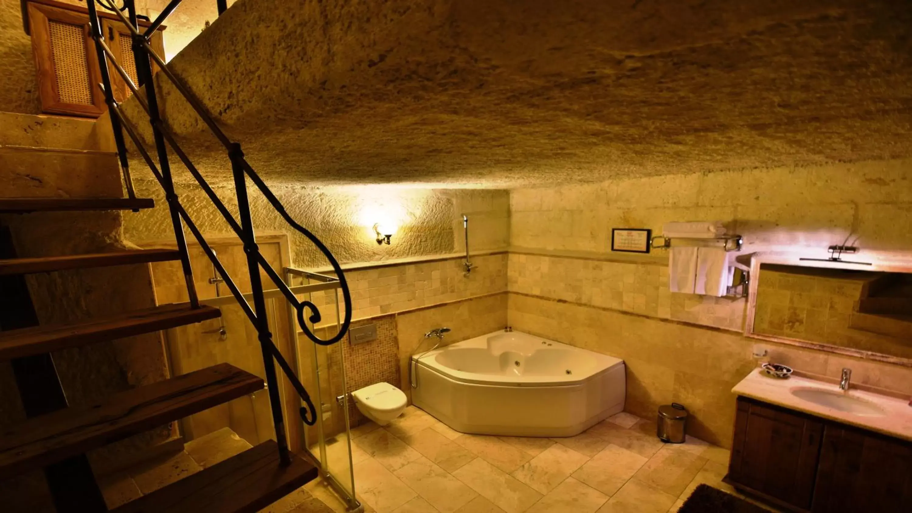 Shower, Bathroom in Harman Cave Hotel