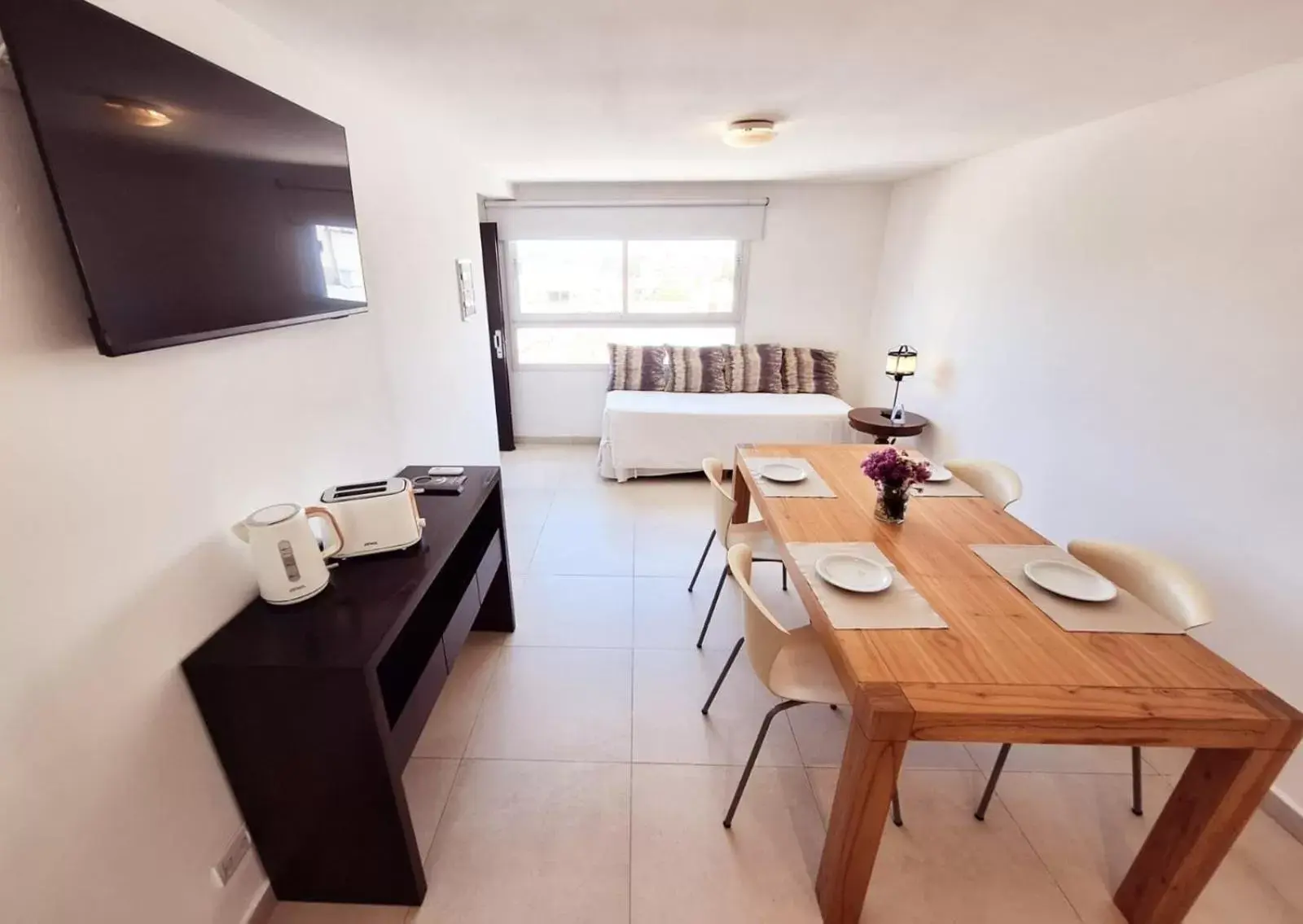 Dining area, TV/Entertainment Center in O2 Hoteles Mar del Plata