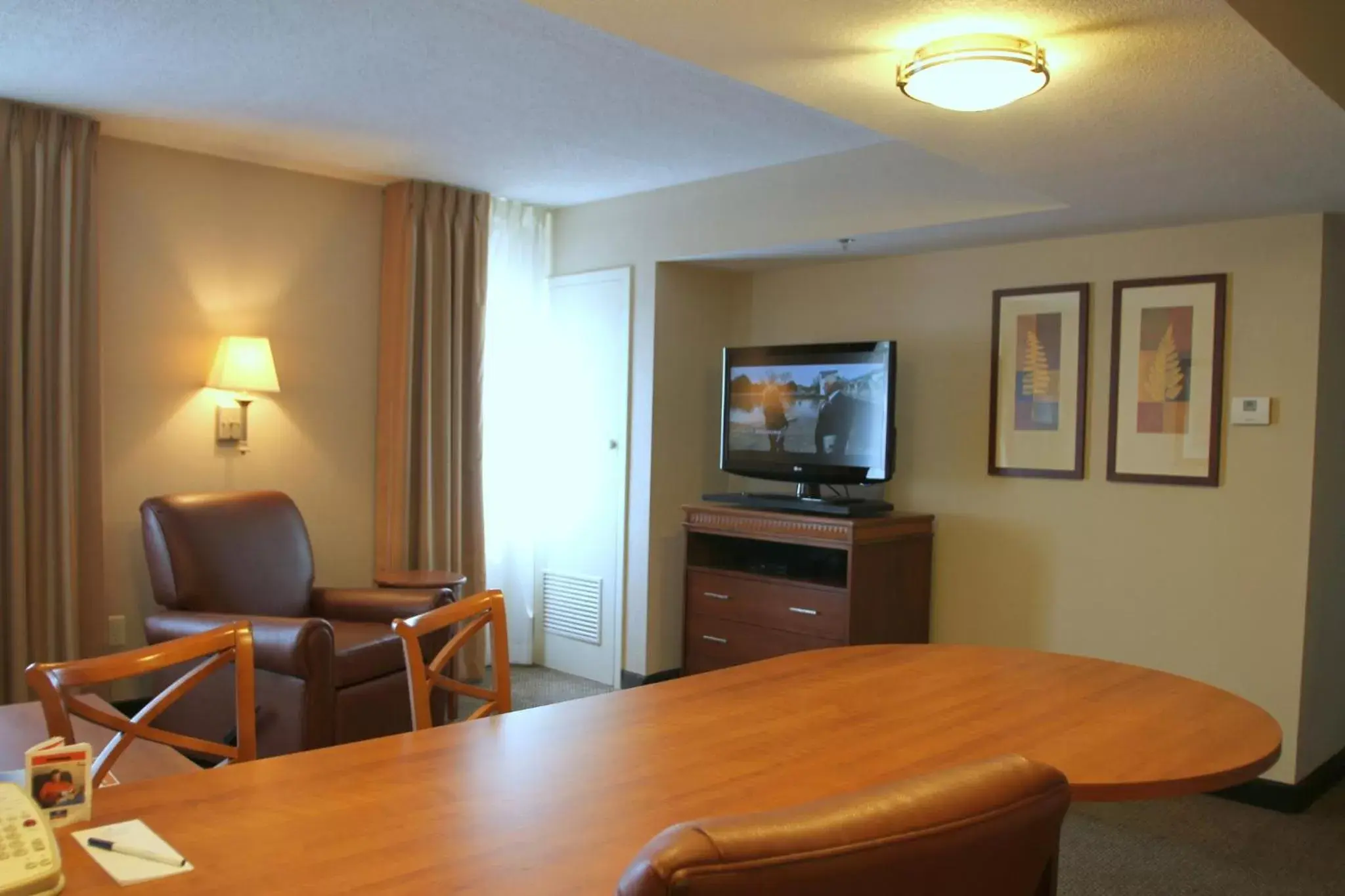 Bedroom, TV/Entertainment Center in Candlewood Suites Indianapolis Downtown Medical District, an IHG Hotel