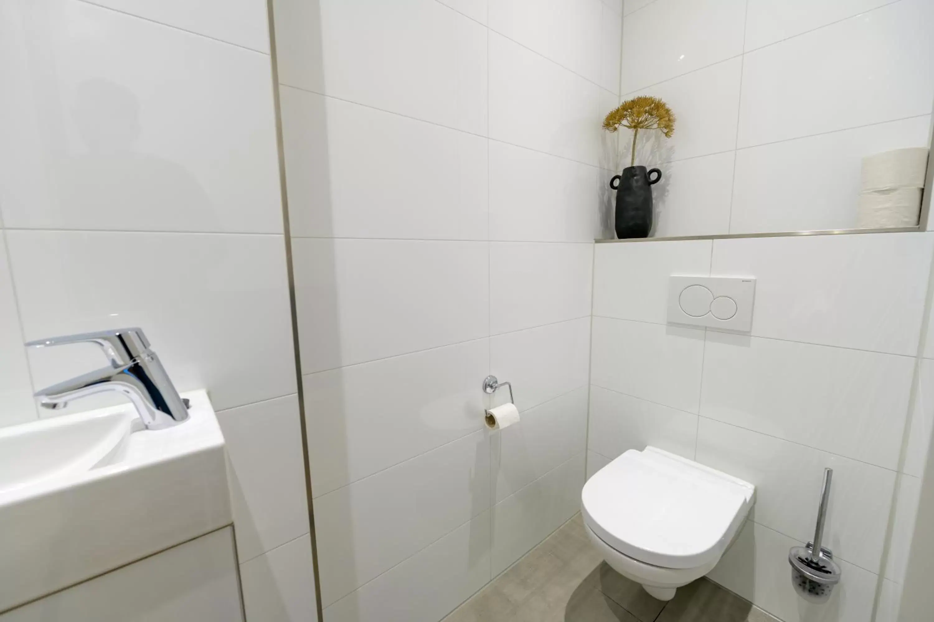 Toilet, Bathroom in Flonk Hotel Groningen Centre, BW Signature Collection voorheen Best Western Hotel Groningen Centre