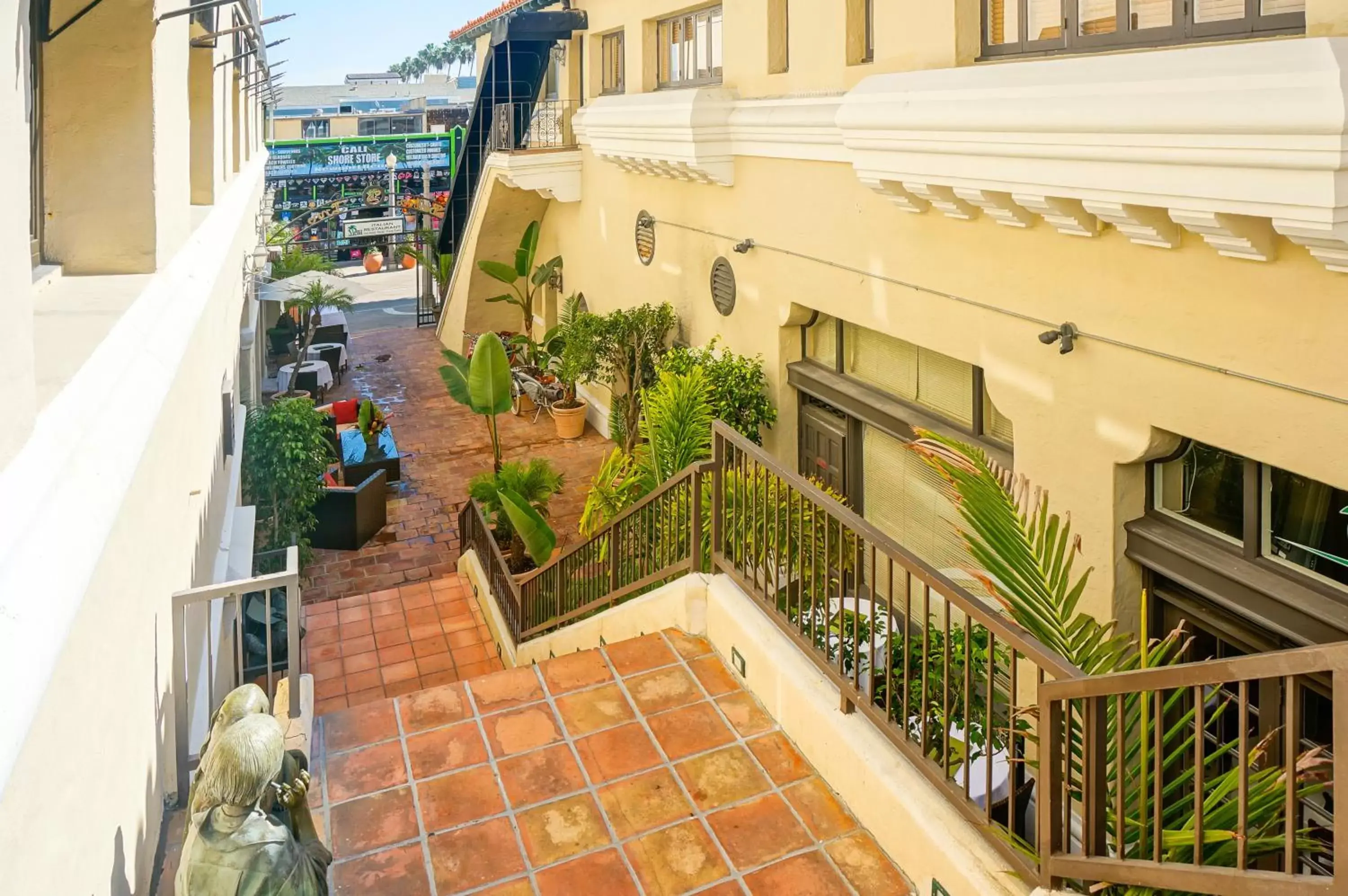 Facade/entrance, Balcony/Terrace in Balboa Inn, On The Beach At Newport