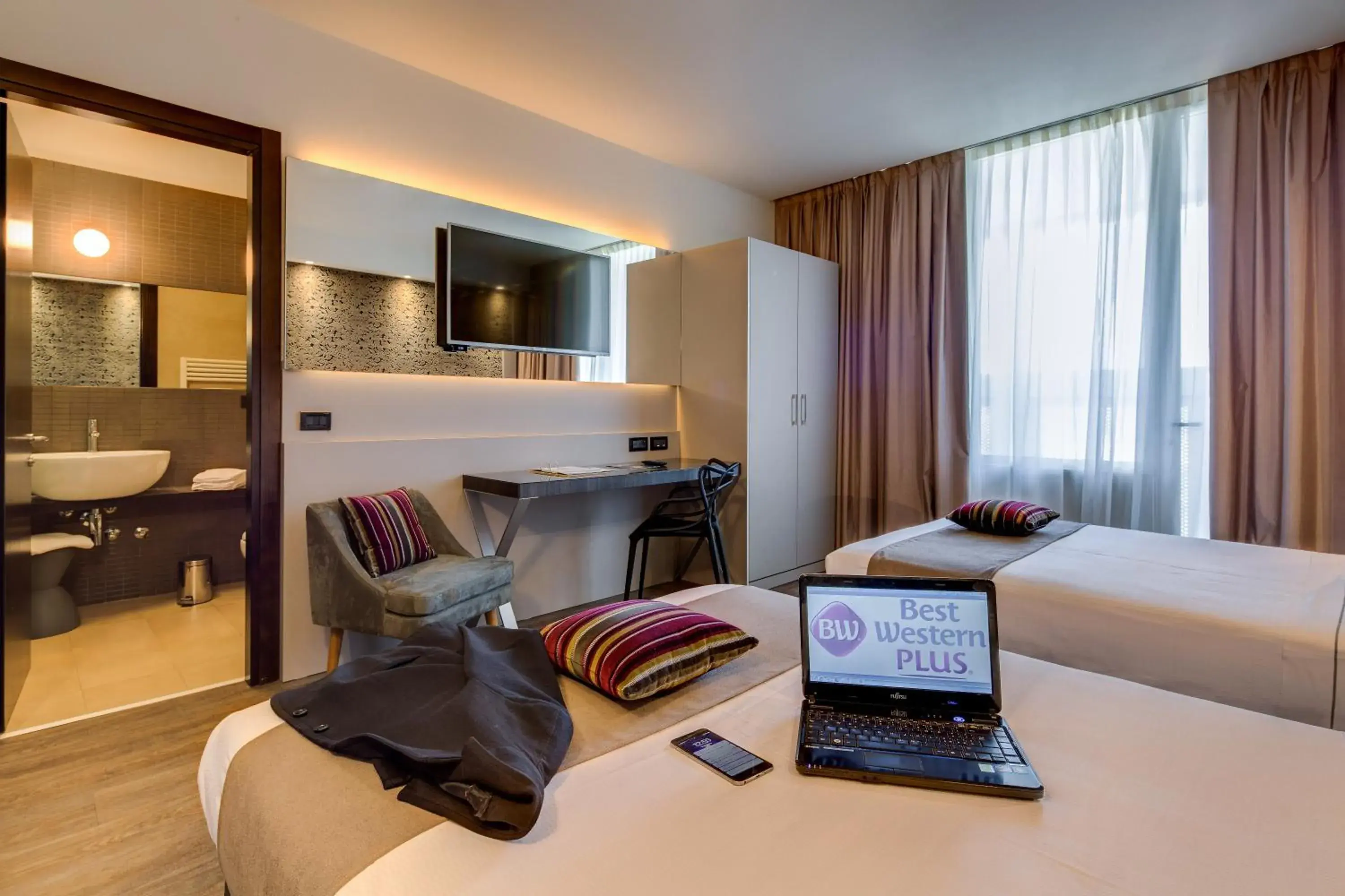 Bedroom, TV/Entertainment Center in Best Western Plus Hotel Farnese