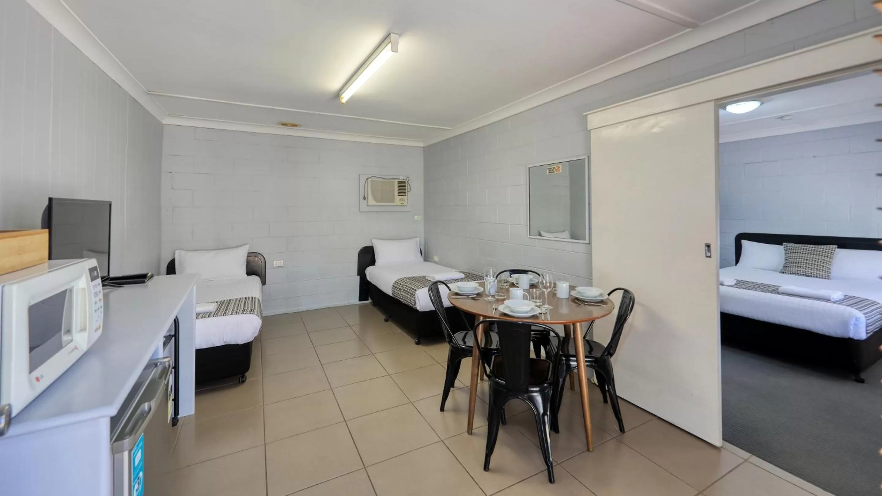 Dining area, Bed in Castlereagh Lodge Motel