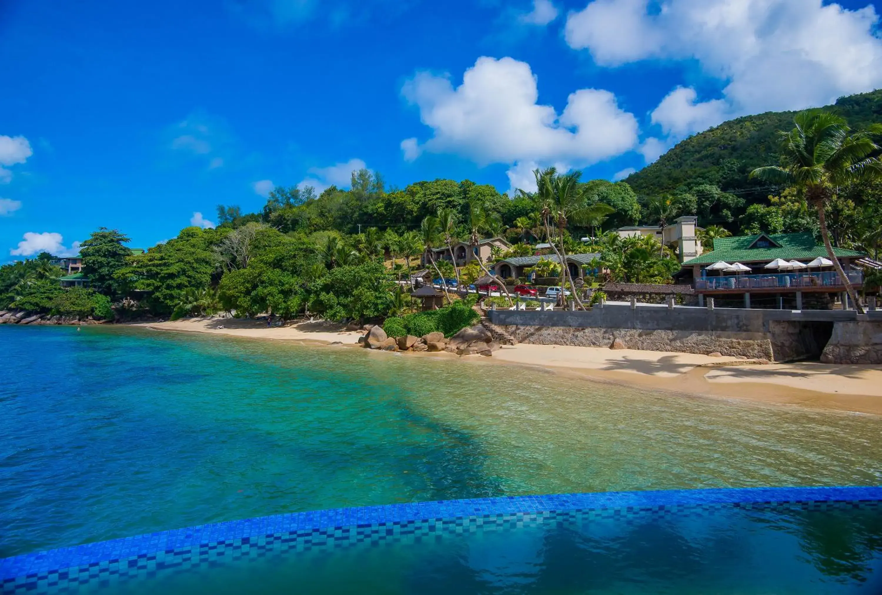 Swimming pool, Beach in Coco de Mer and Black Parrot Suites