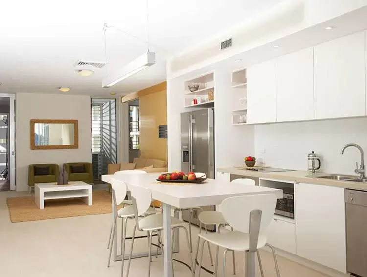 Kitchen or kitchenette, Dining Area in Grand Mercure Apartments Magnetic Island