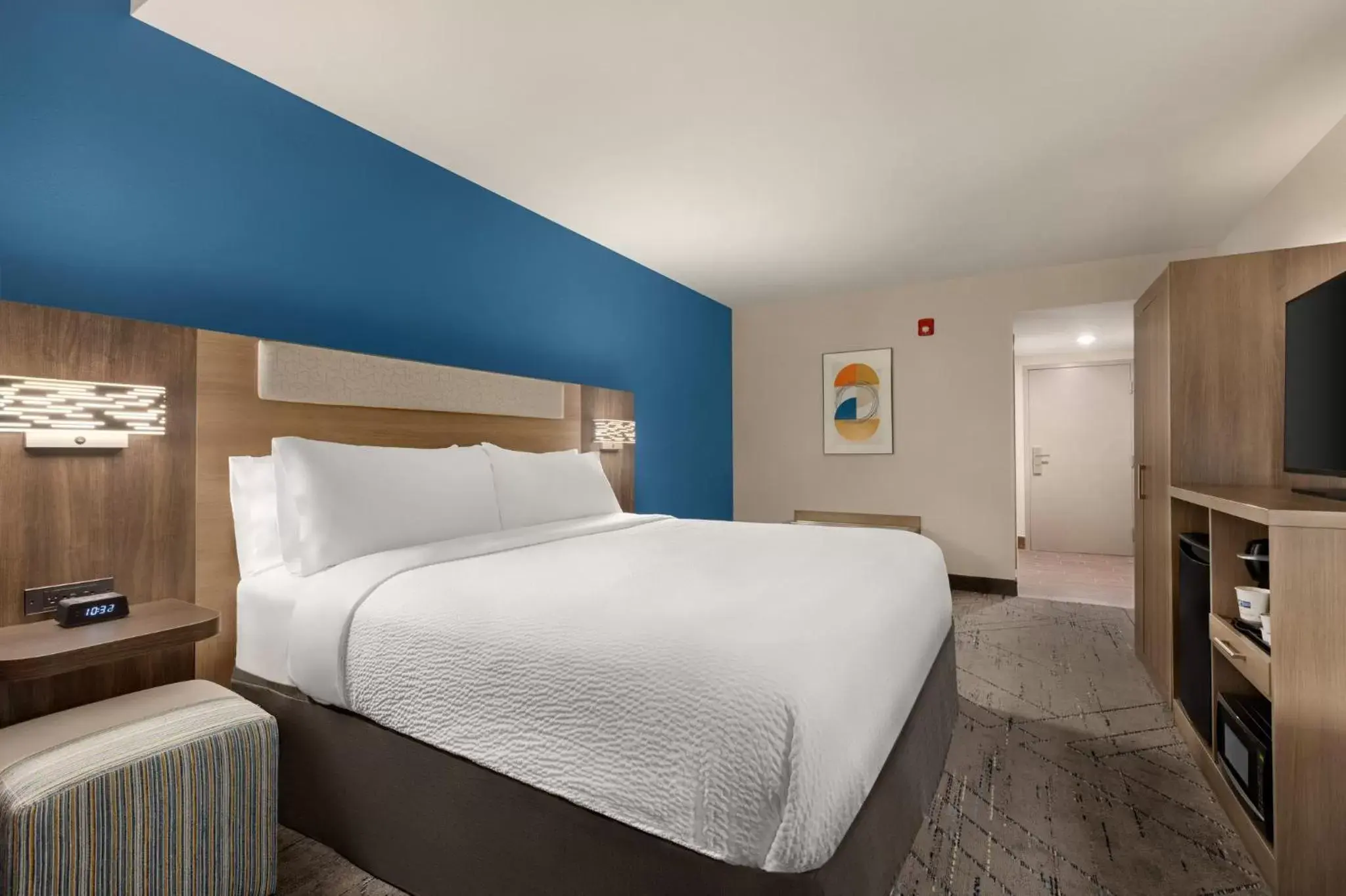 Photo of the whole room, Bed in Holiday Inn Express & Suites Evansville Downtown, an IHG Hotel