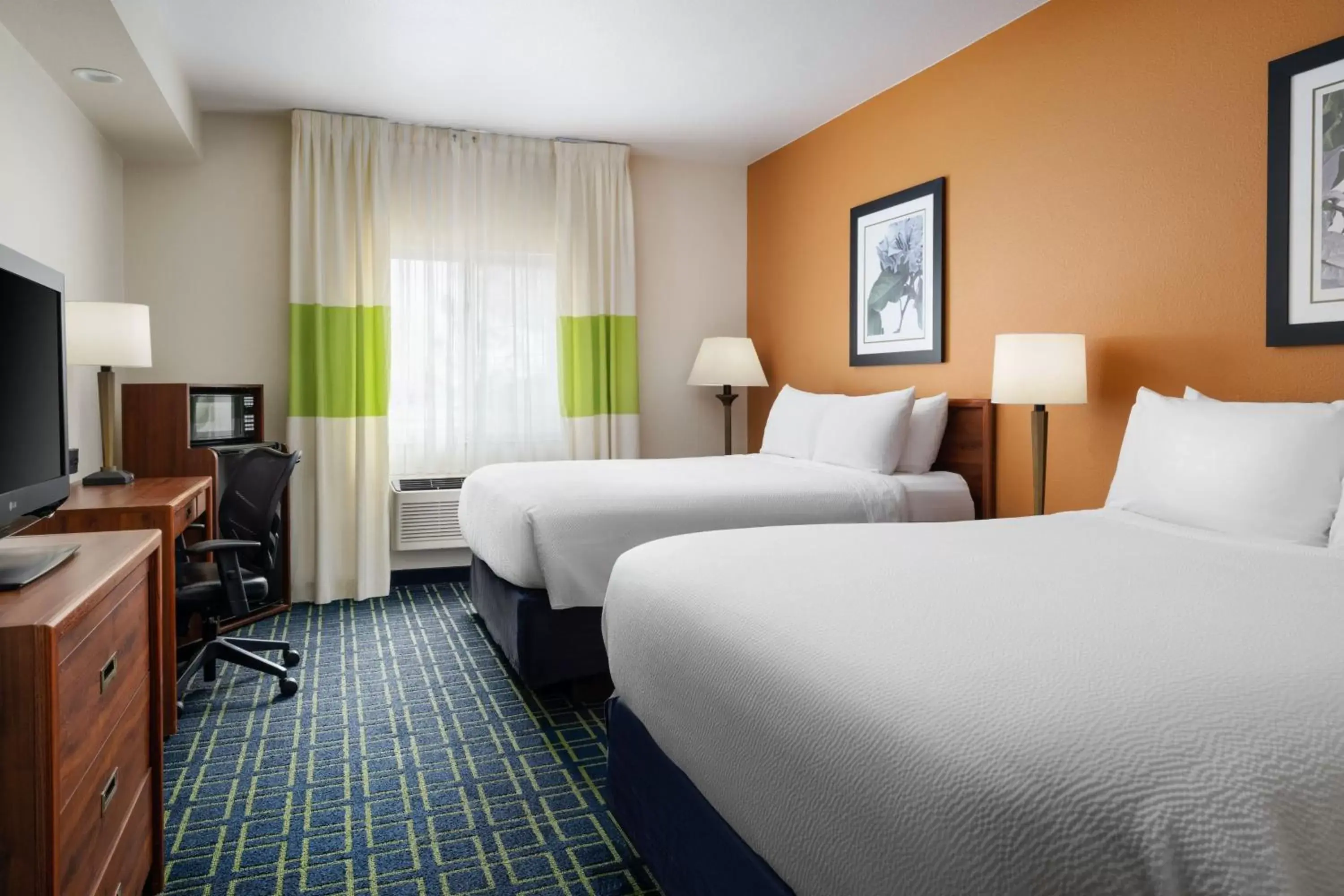 Photo of the whole room, Bed in Fairfield Inn & Suites by Marriott San Francisco San Carlos