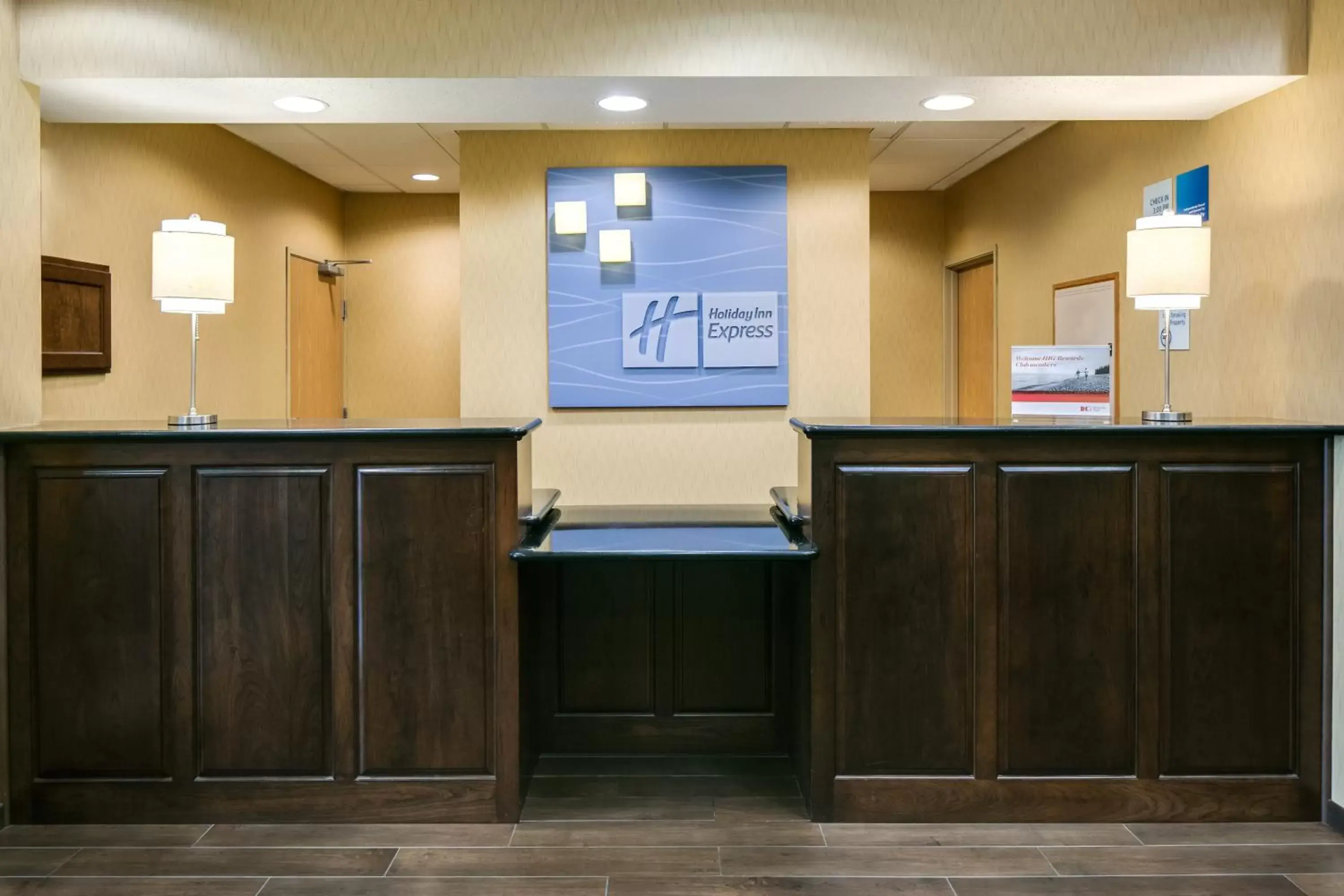 Lobby or reception, Lobby/Reception in Holiday Inn Express & Suites Clinton, an IHG Hotel