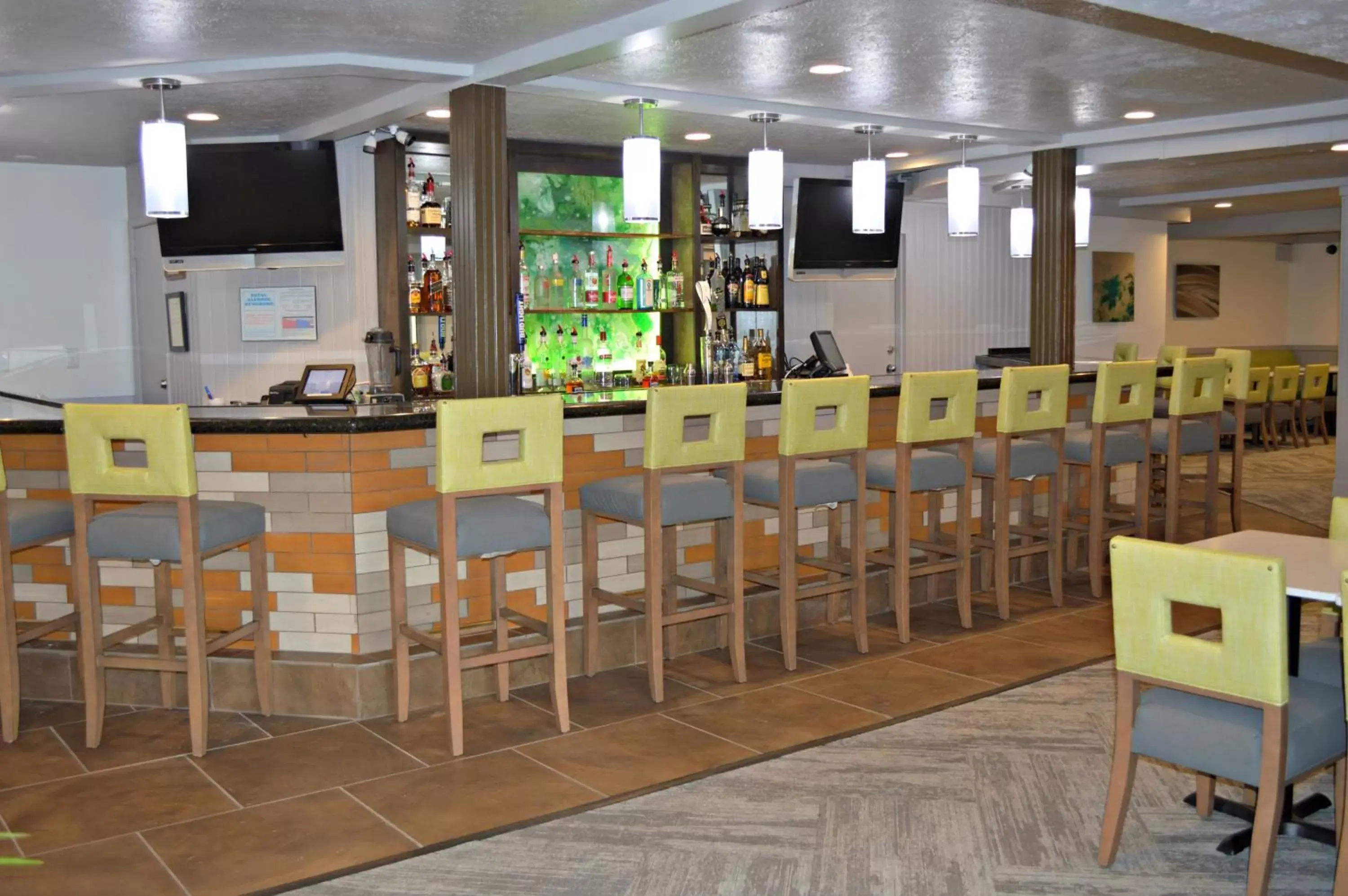 Restaurant/places to eat, Lounge/Bar in Wyndham Garden Hotel Cross Lanes Charleston