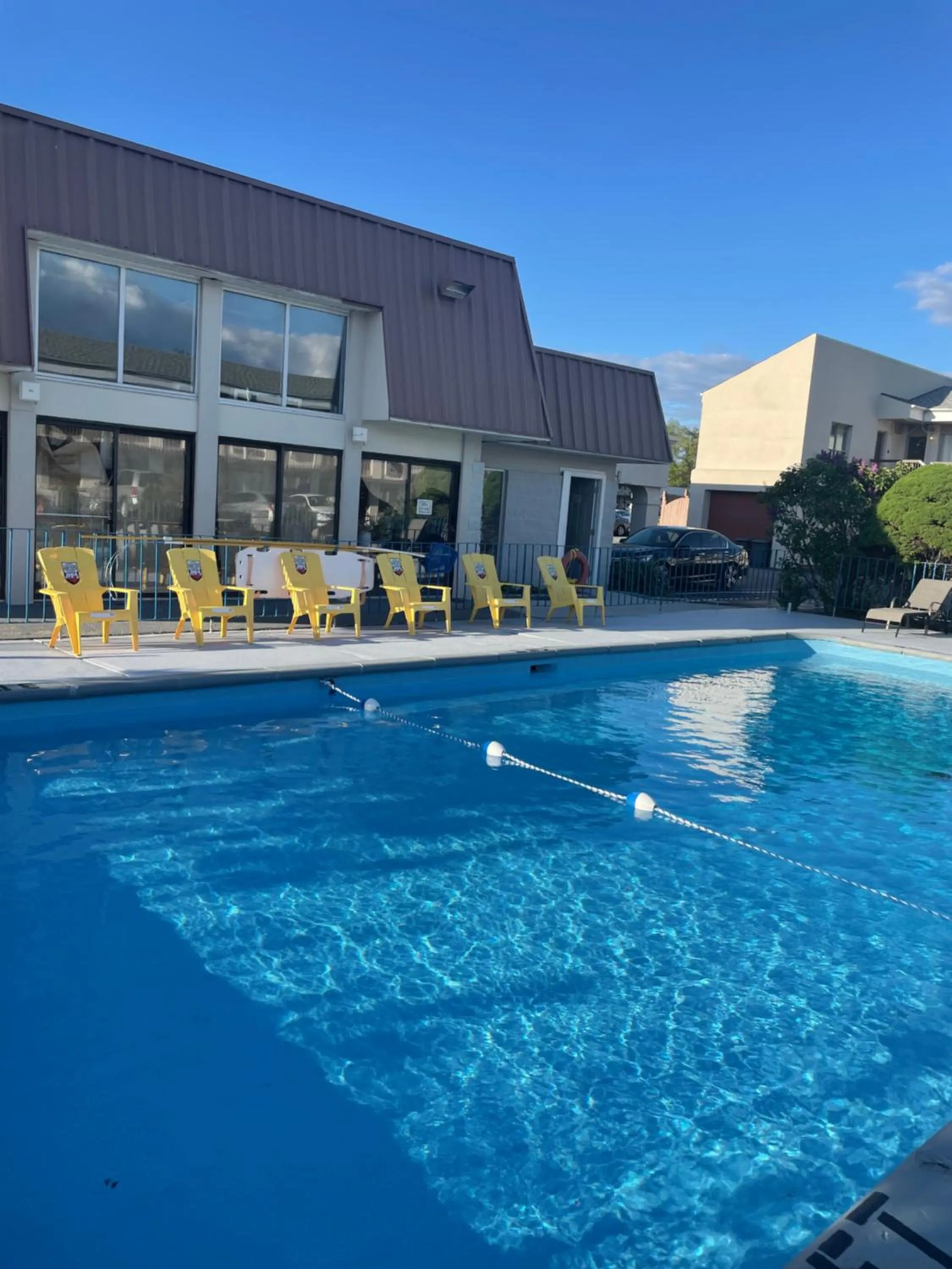 Swimming pool in Niagara Lodge & Suites