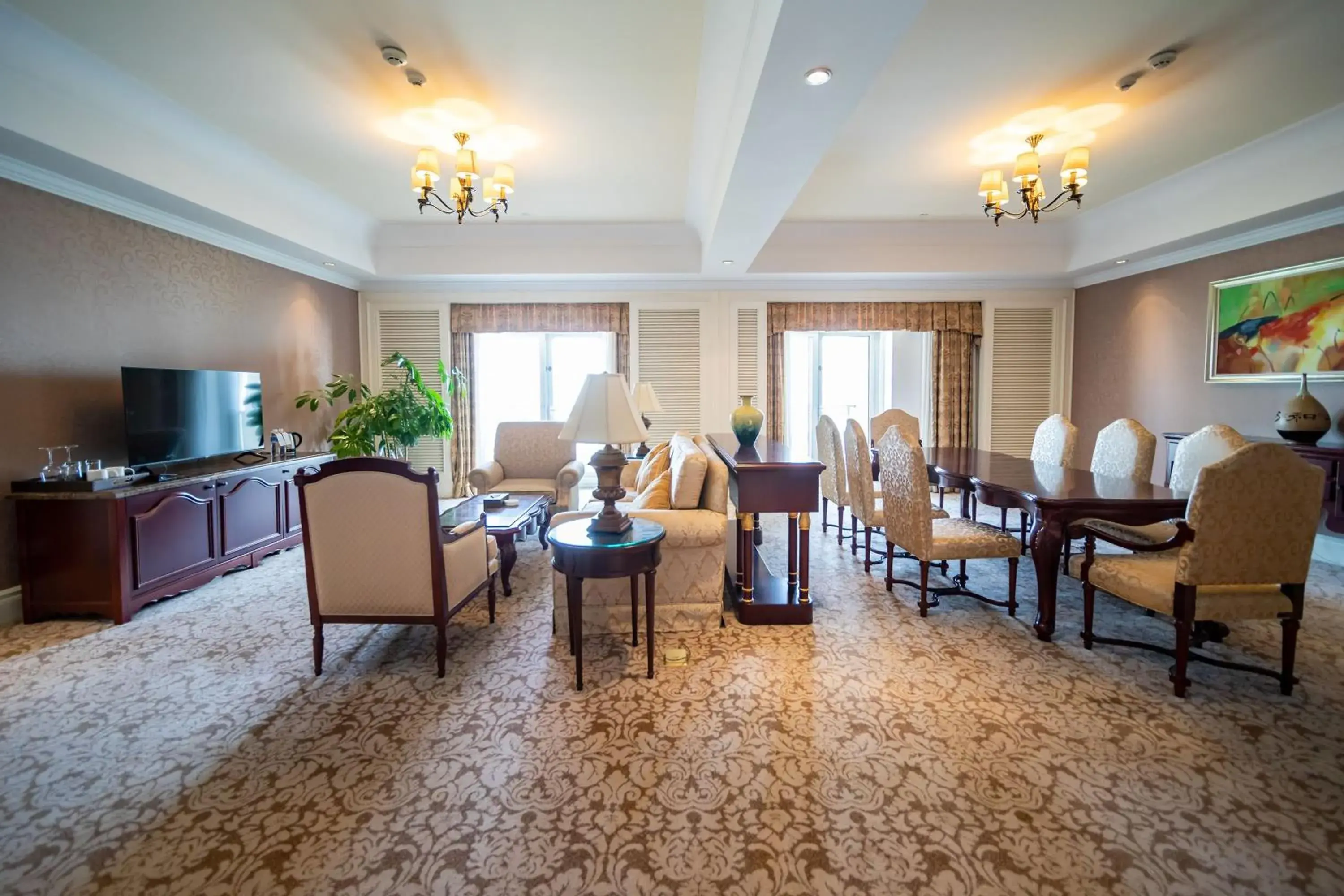 Photo of the whole room, Seating Area in Crowne Plaza Ocean Spring Resort, an IHG Hotel