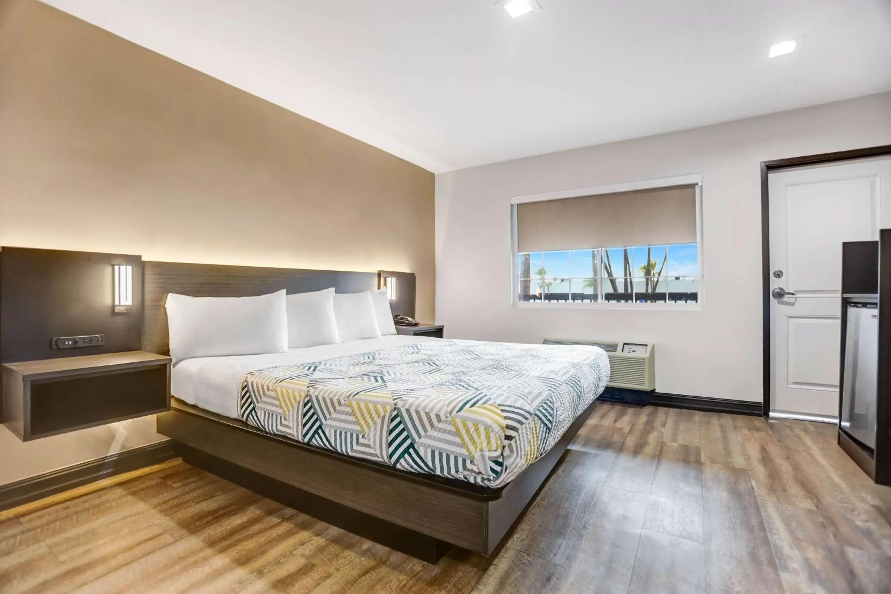 Photo of the whole room, Bed in Motel 6 San Diego, CA Airport Harbor Photo of the whole room, Bed in Motel 6 San Diego, CA Airport Harbor