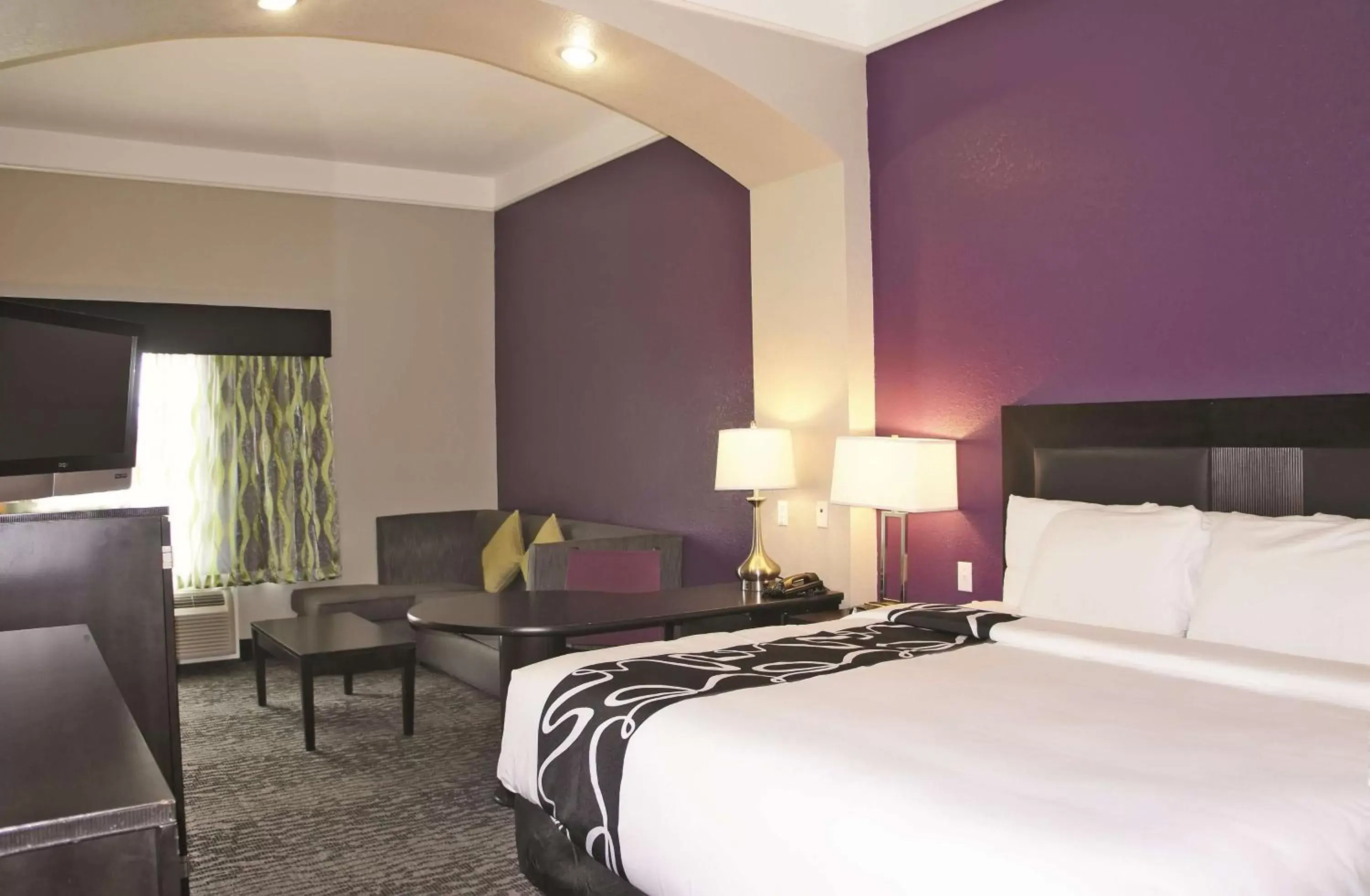 Photo of the whole room, Bed in La Quinta by Wyndham Pearland Photo of the whole room, Bed in La Quinta by Wyndham Pearland