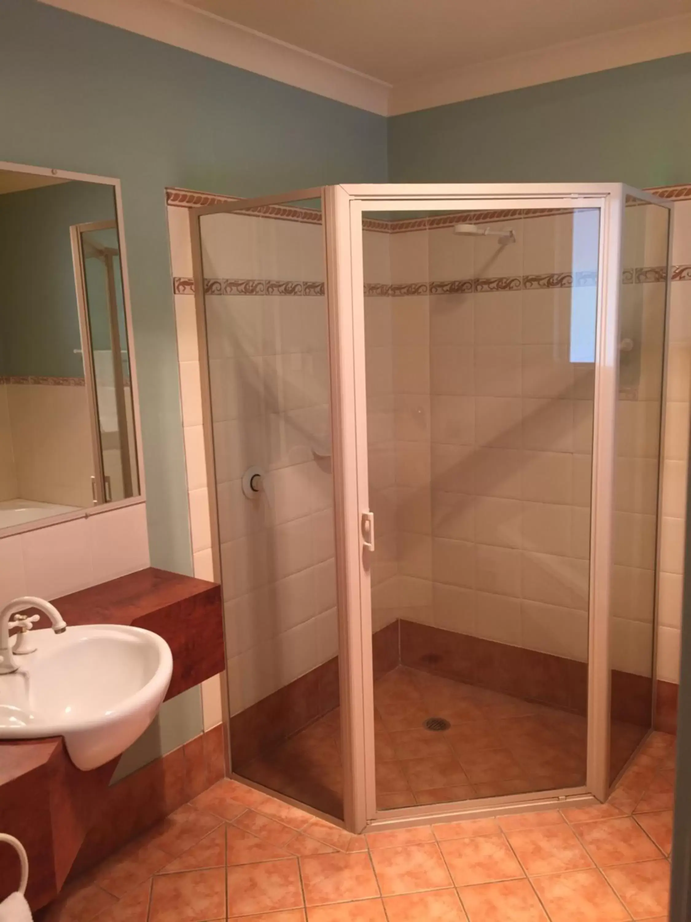 Bathroom in Emerald Explorers Inn