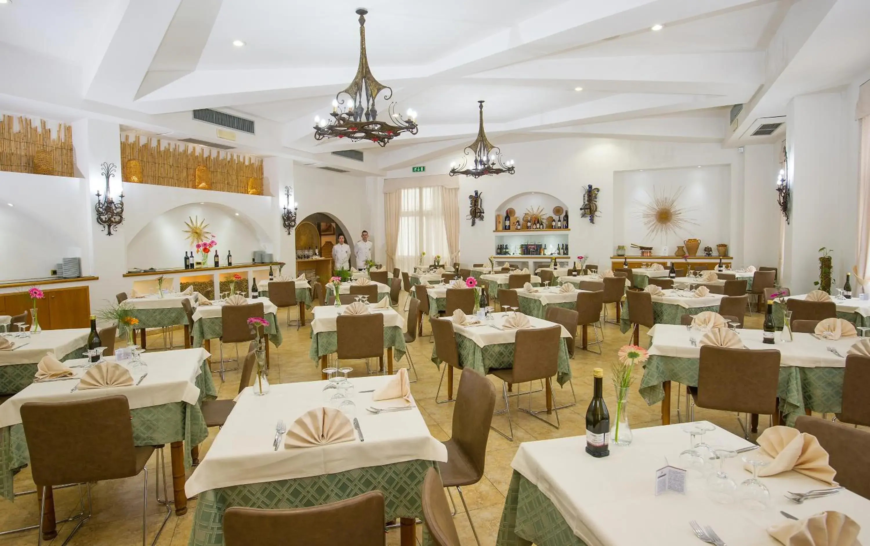 Restaurant/Places to Eat in Joli Park Hotel - Caroli Hotels