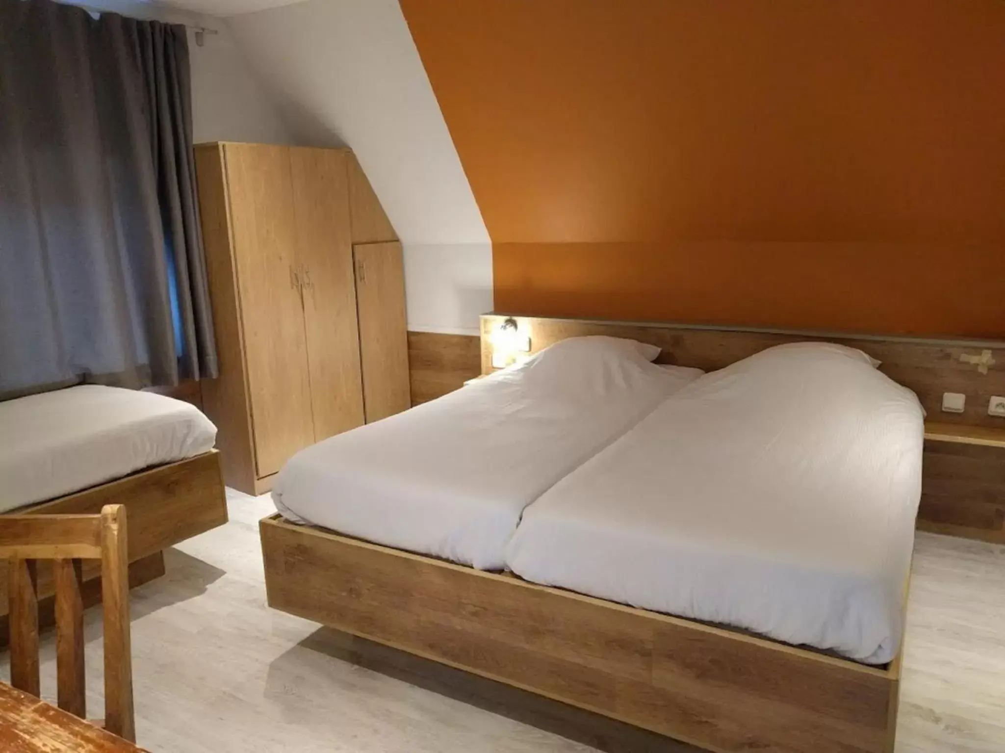 Bedroom, Bed in Canalview Hotel Ter Reien