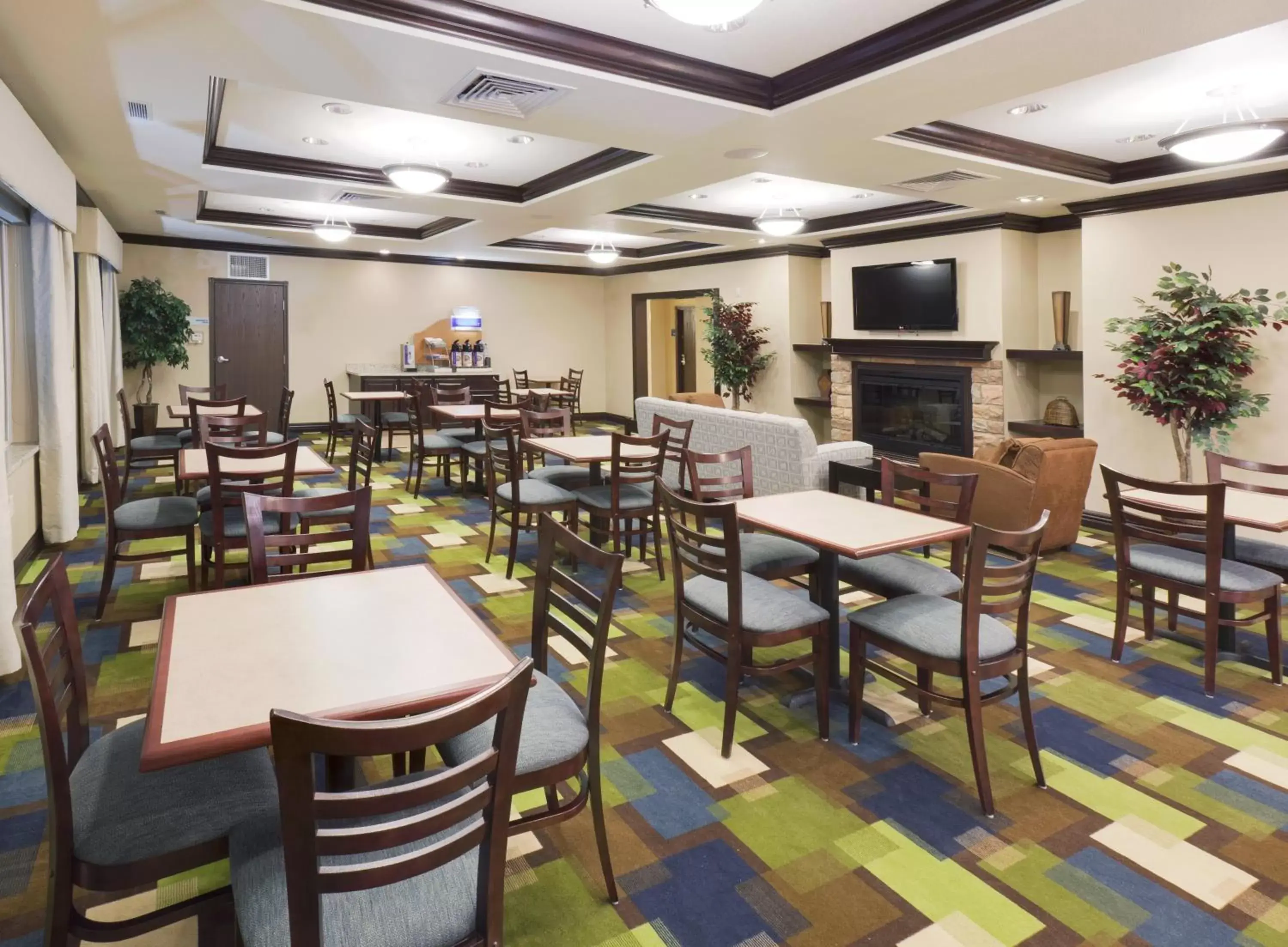 Breakfast, Restaurant/Places to Eat in Holiday Inn Express & Suites - Omaha I - 80, an IHG Hotel