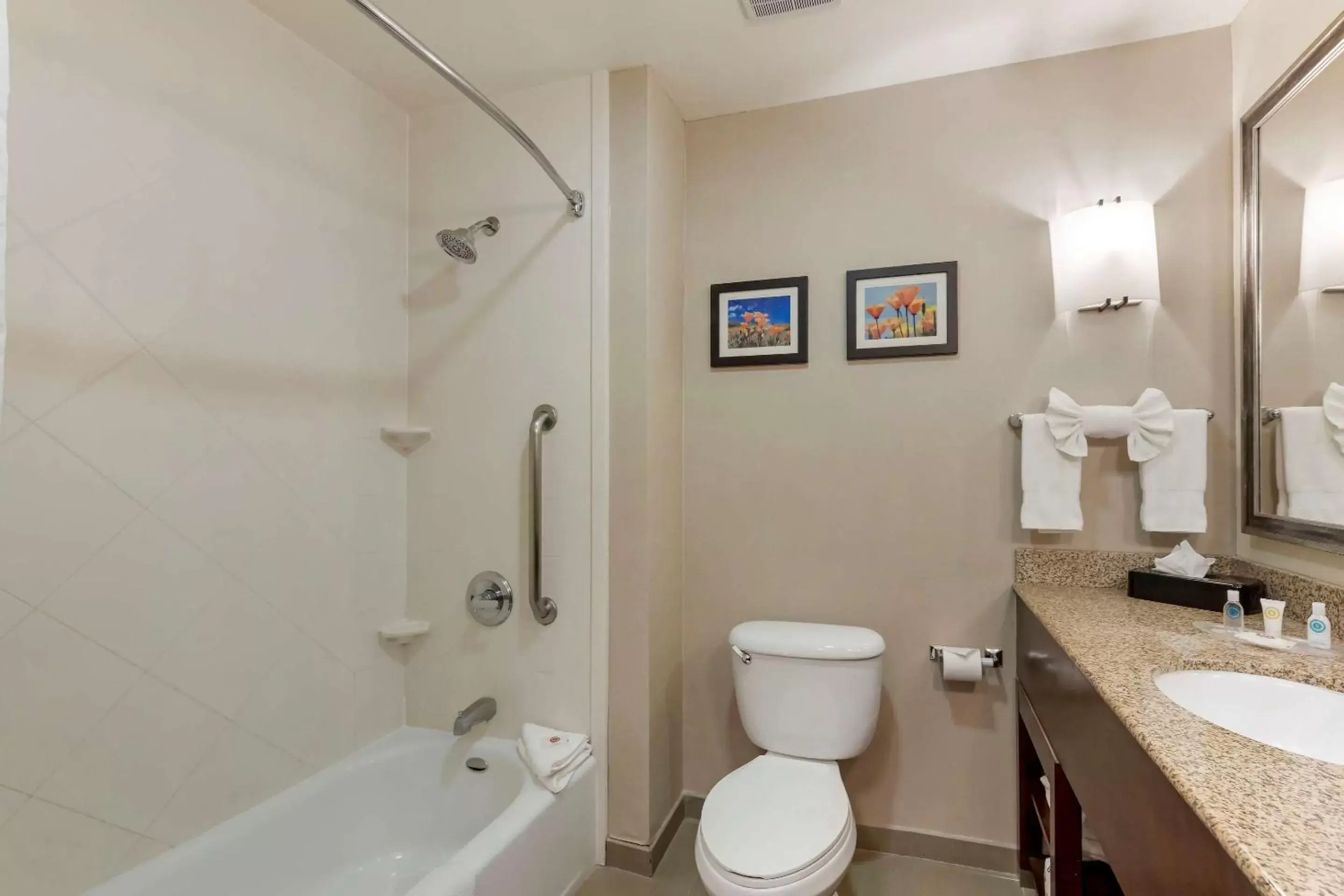 Bedroom in Comfort Suites Ontario Airport Convention Center Bedroom in Comfort Suites Ontario Airport Convention Center