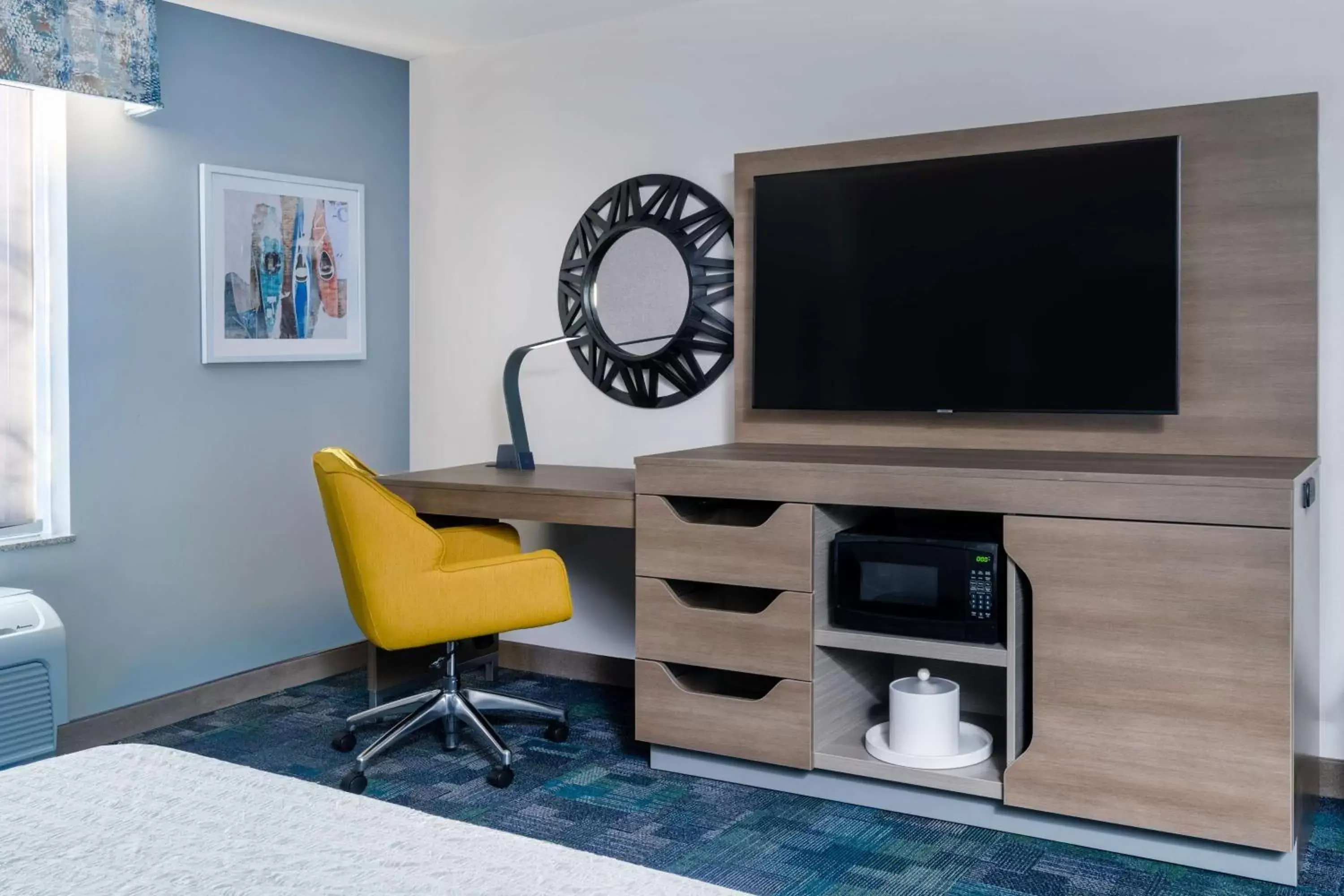 Bedroom, TV/Entertainment Center in Hampton Inn & Suites Salida, CO