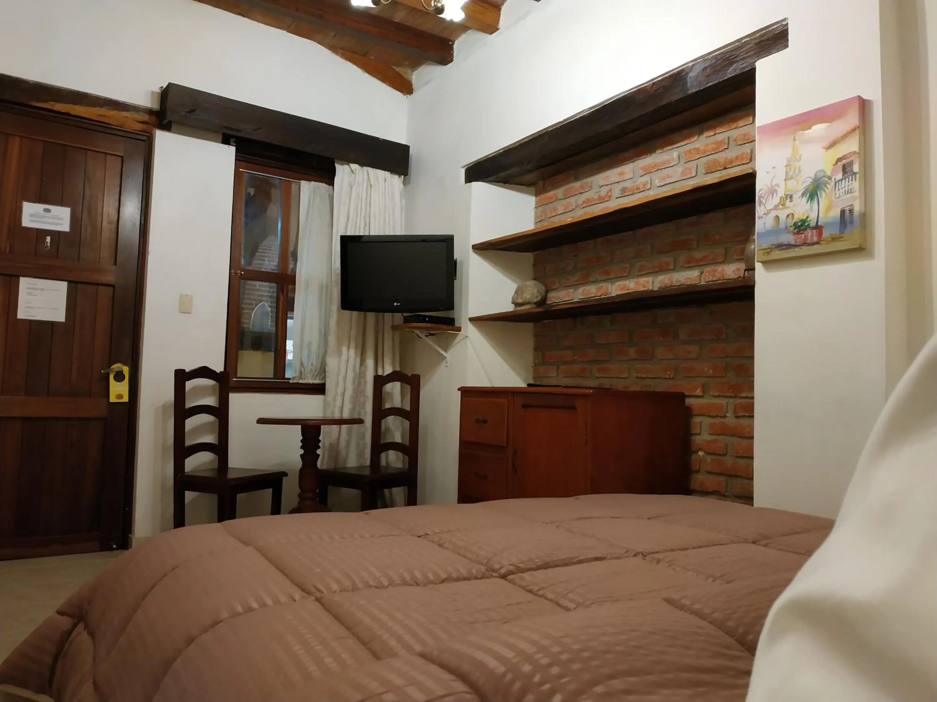 Photo of the whole room, Bed in Casa India Catalina