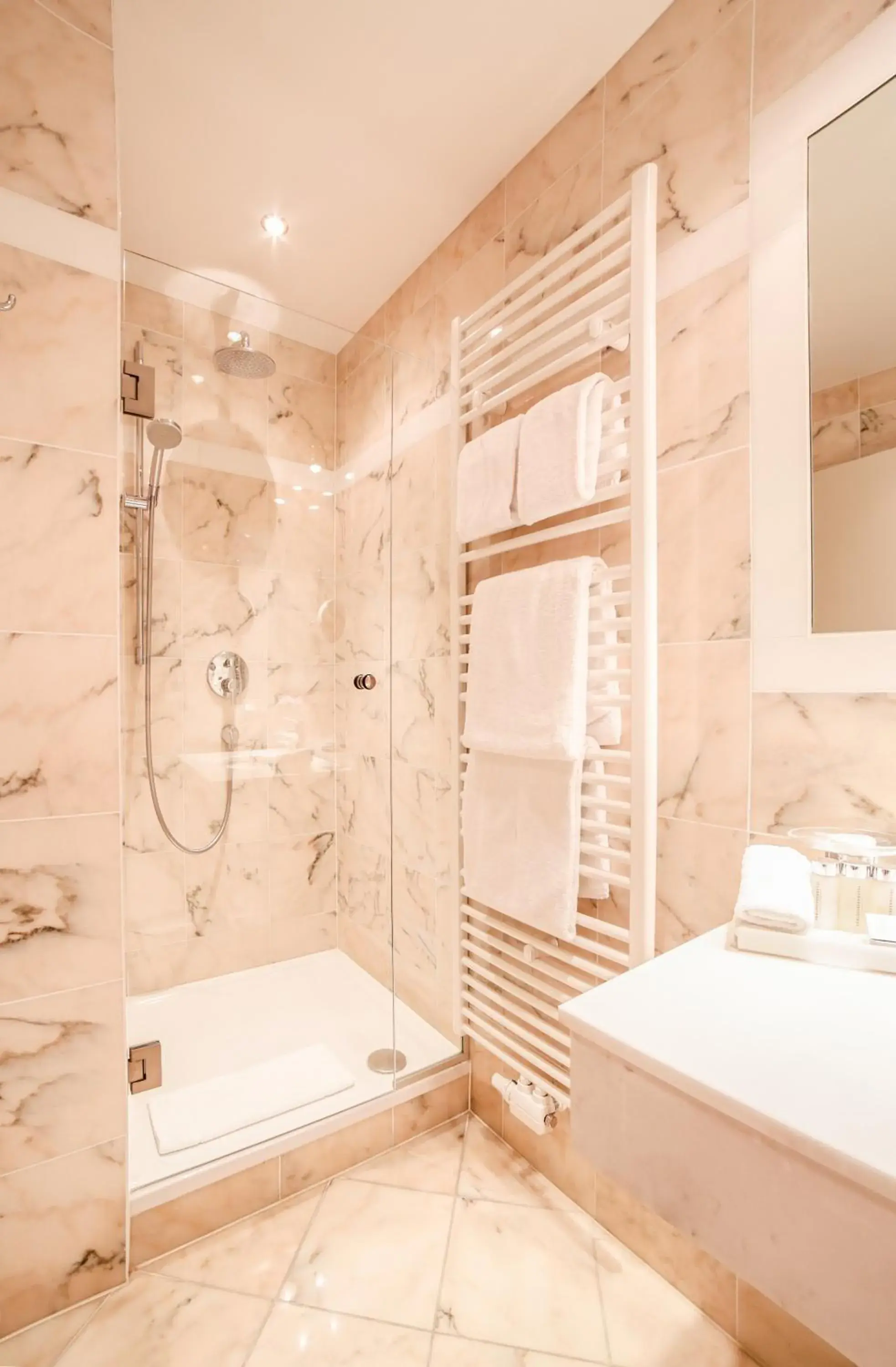 Shower, Bed in Schlossberghotel Shower, Bed in Schlossberghotel