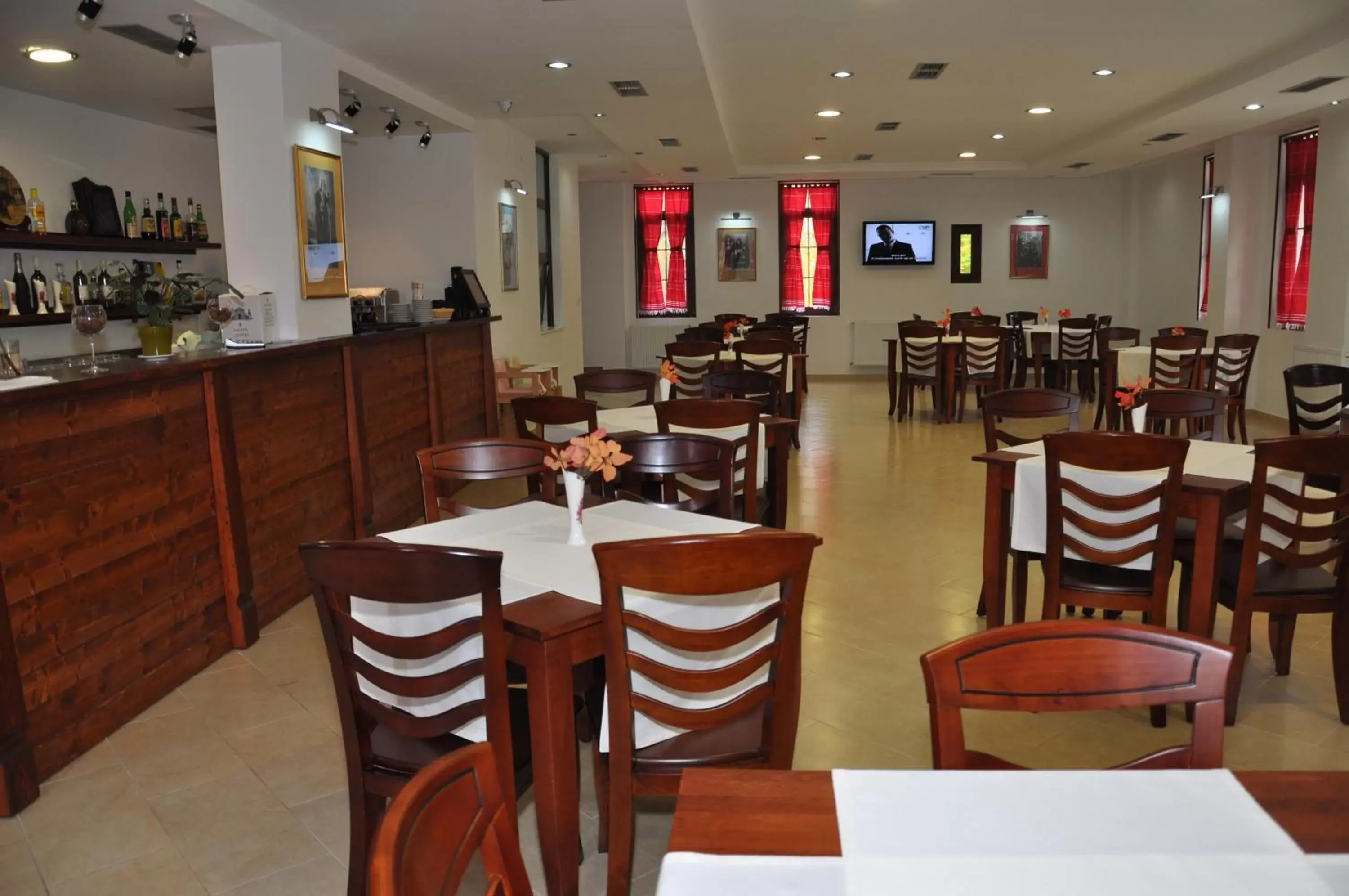 Restaurant/Places to Eat in Hotel Marub