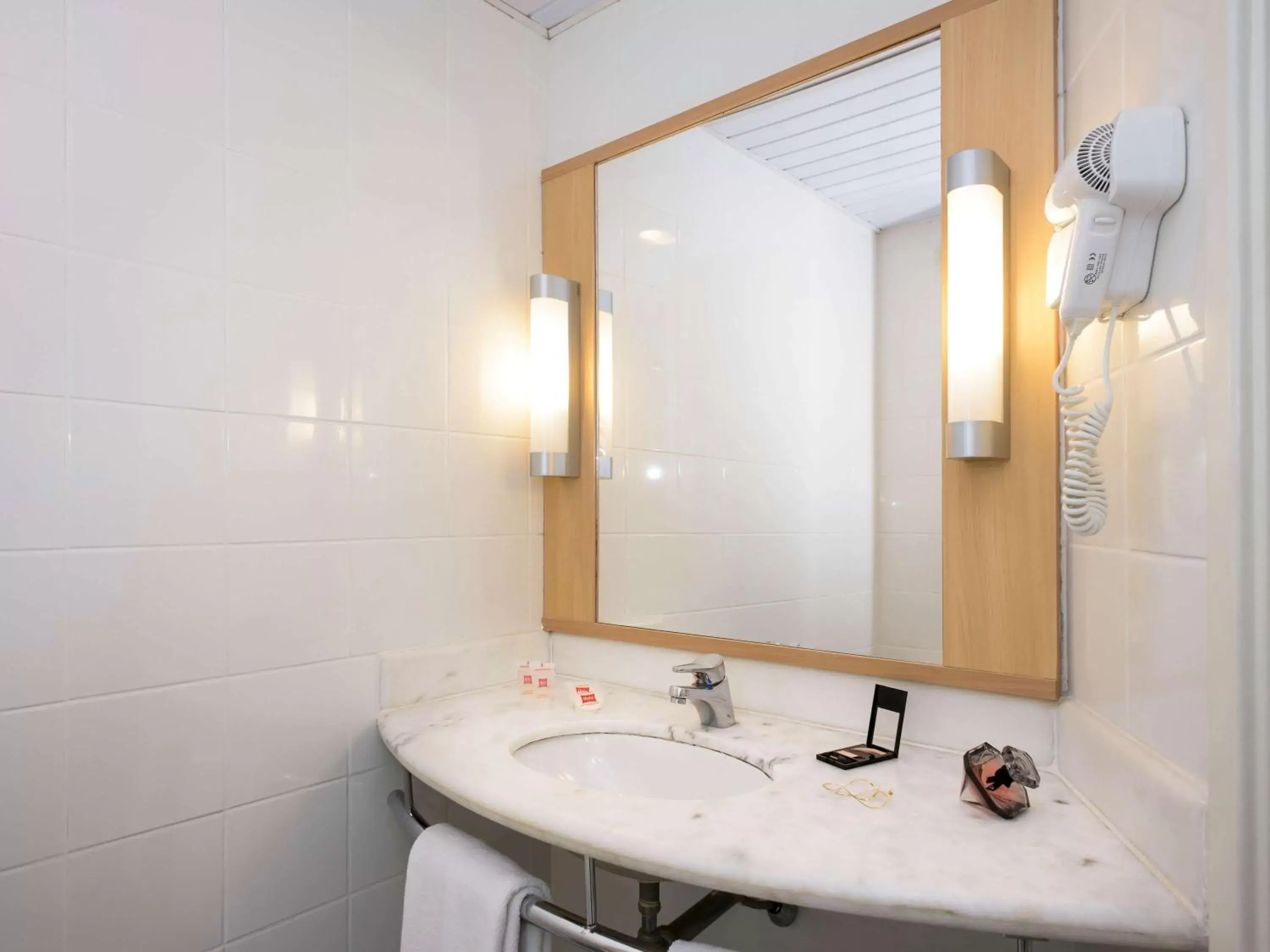 Photo of the whole room, Bathroom in ibis Salvador Rio Vermelho