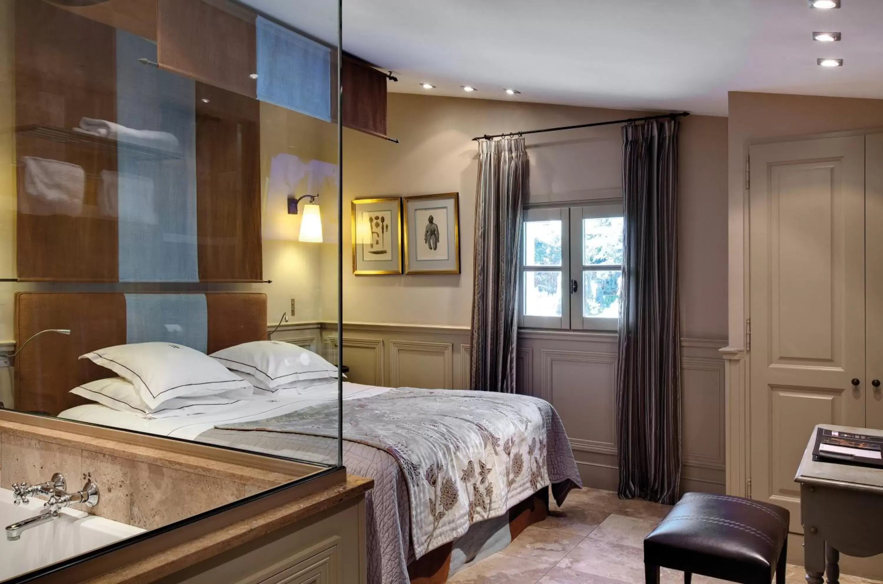 Photo of the whole room, Bed in Hôtel du Château & Spa - Les Collectionneurs