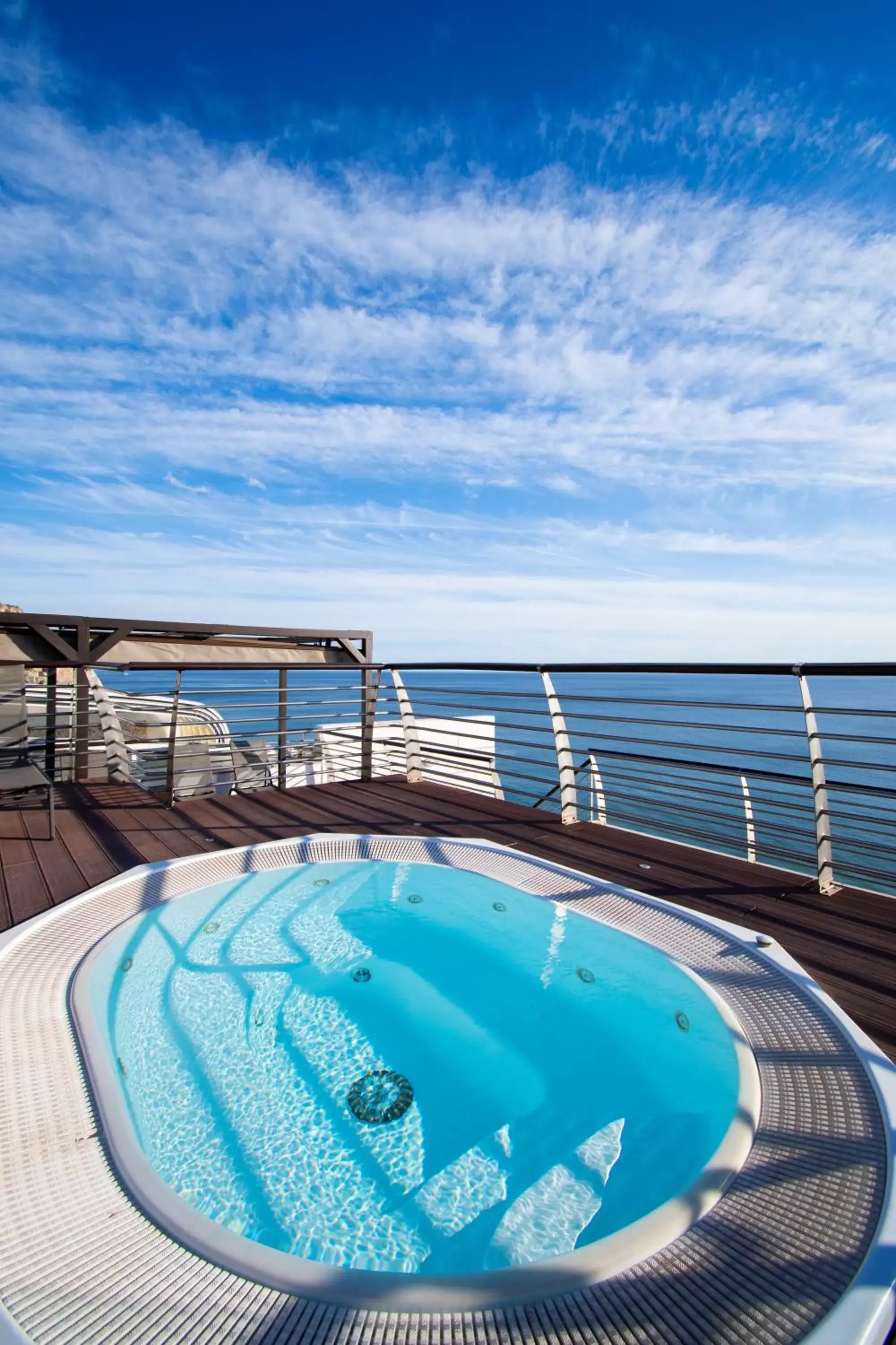 Hot Tub, Swimming Pool in SANA Sesimbra Hotel