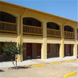 Property Building in Motel 6-Freeport, TX