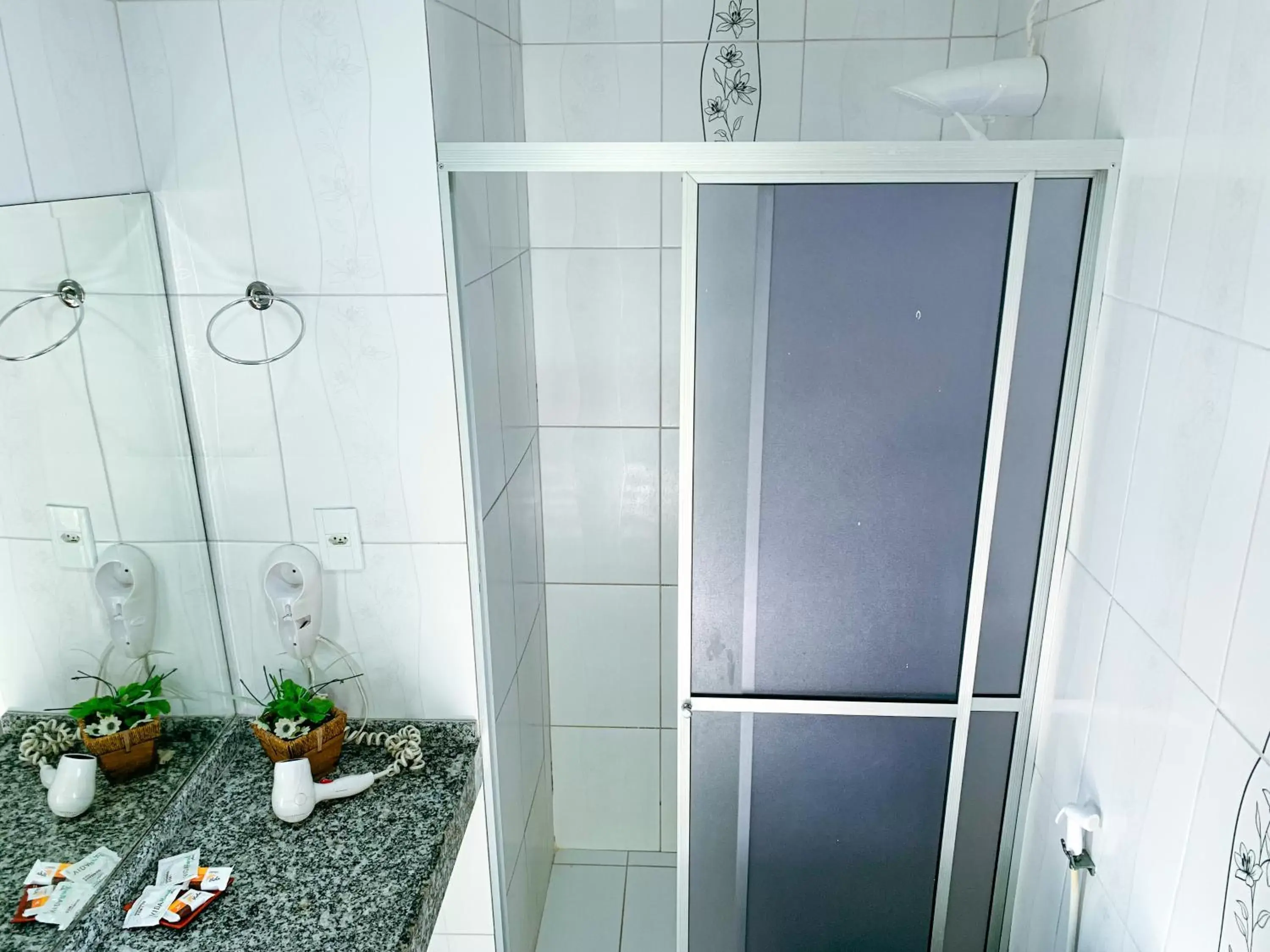 Shower, Bathroom in Hotel do Largo Manaus