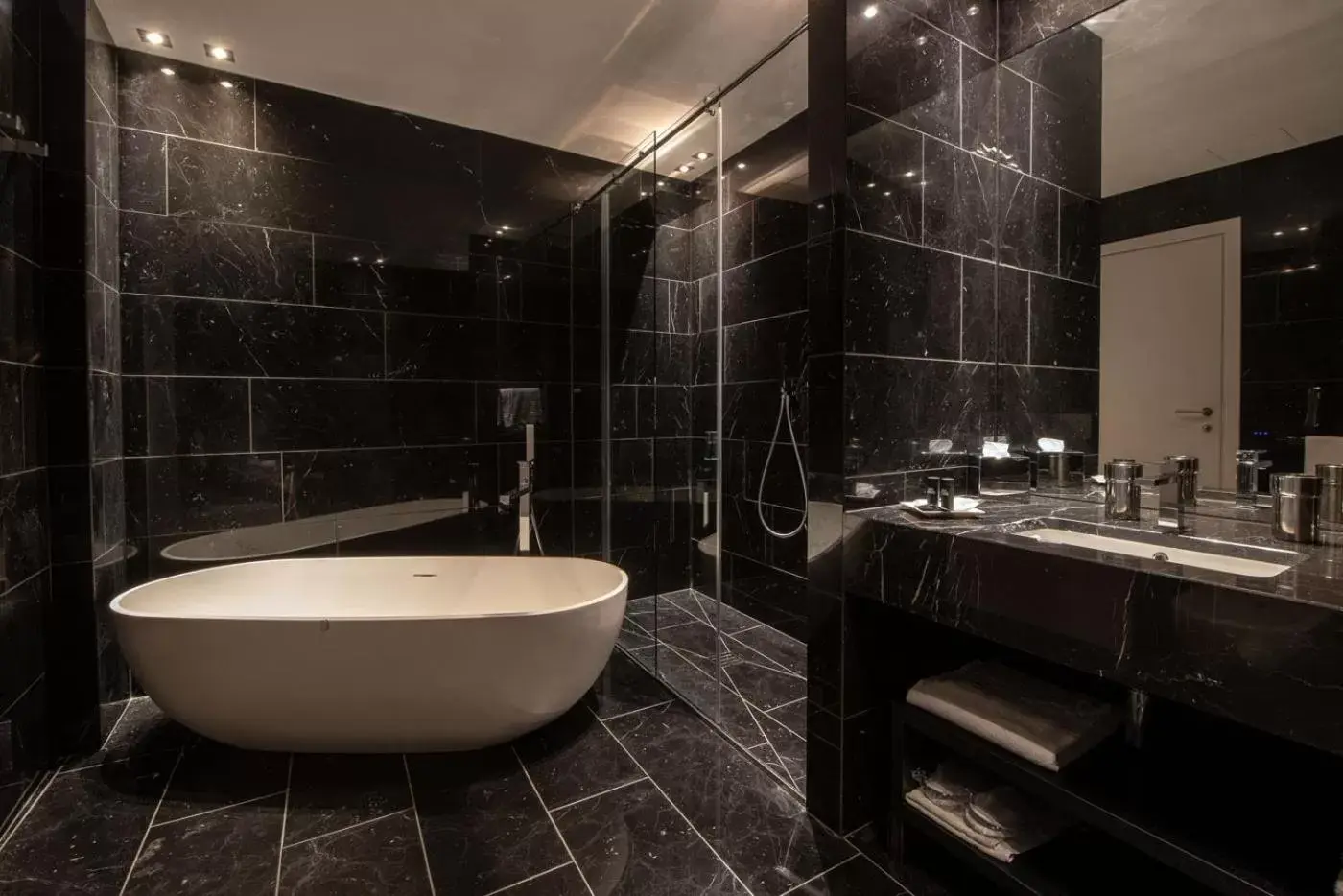 Shower, Bathroom in Hotel Gabbani