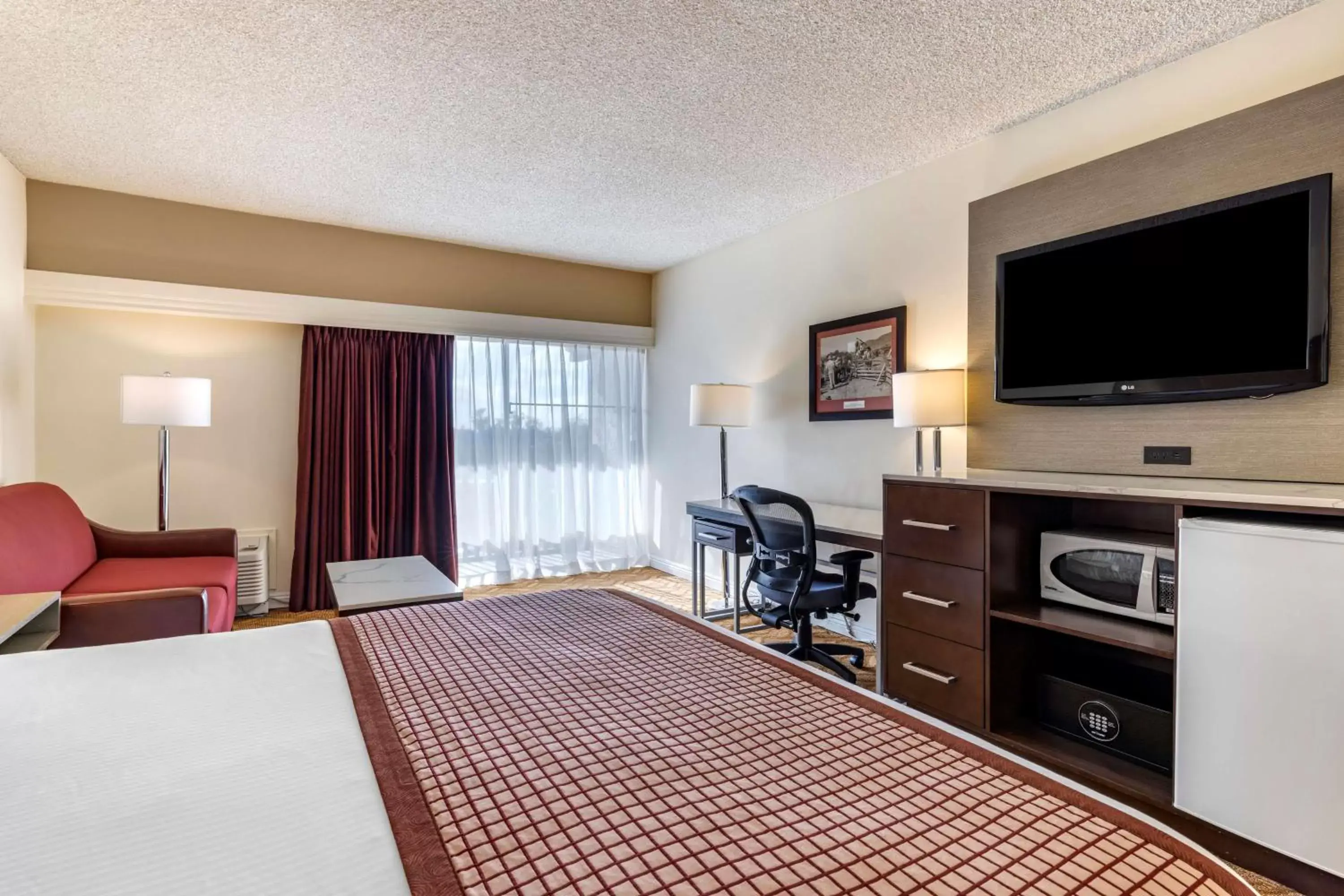 TV and multimedia, TV/Entertainment Center in Best Western Plus Thousand Oaks Inn