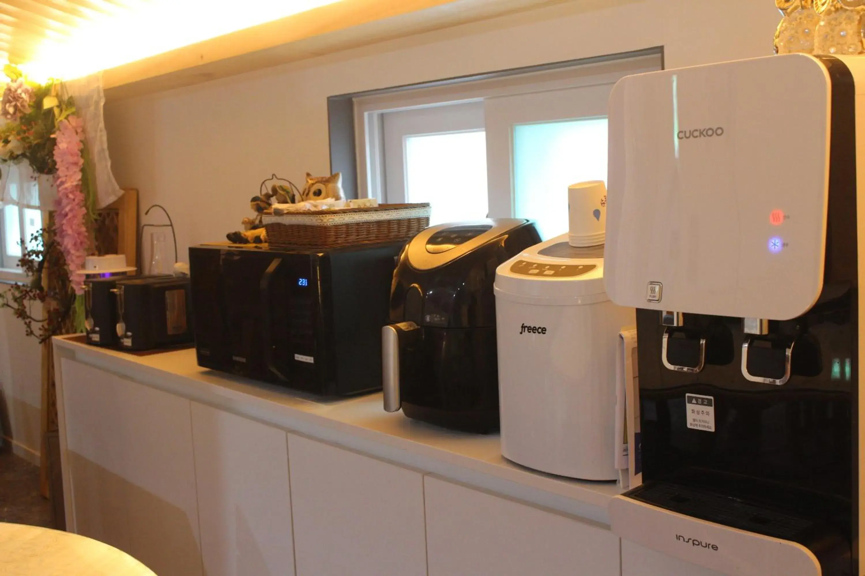Coffee/tea facilities, Kitchen/Kitchenette in The Road Hotel