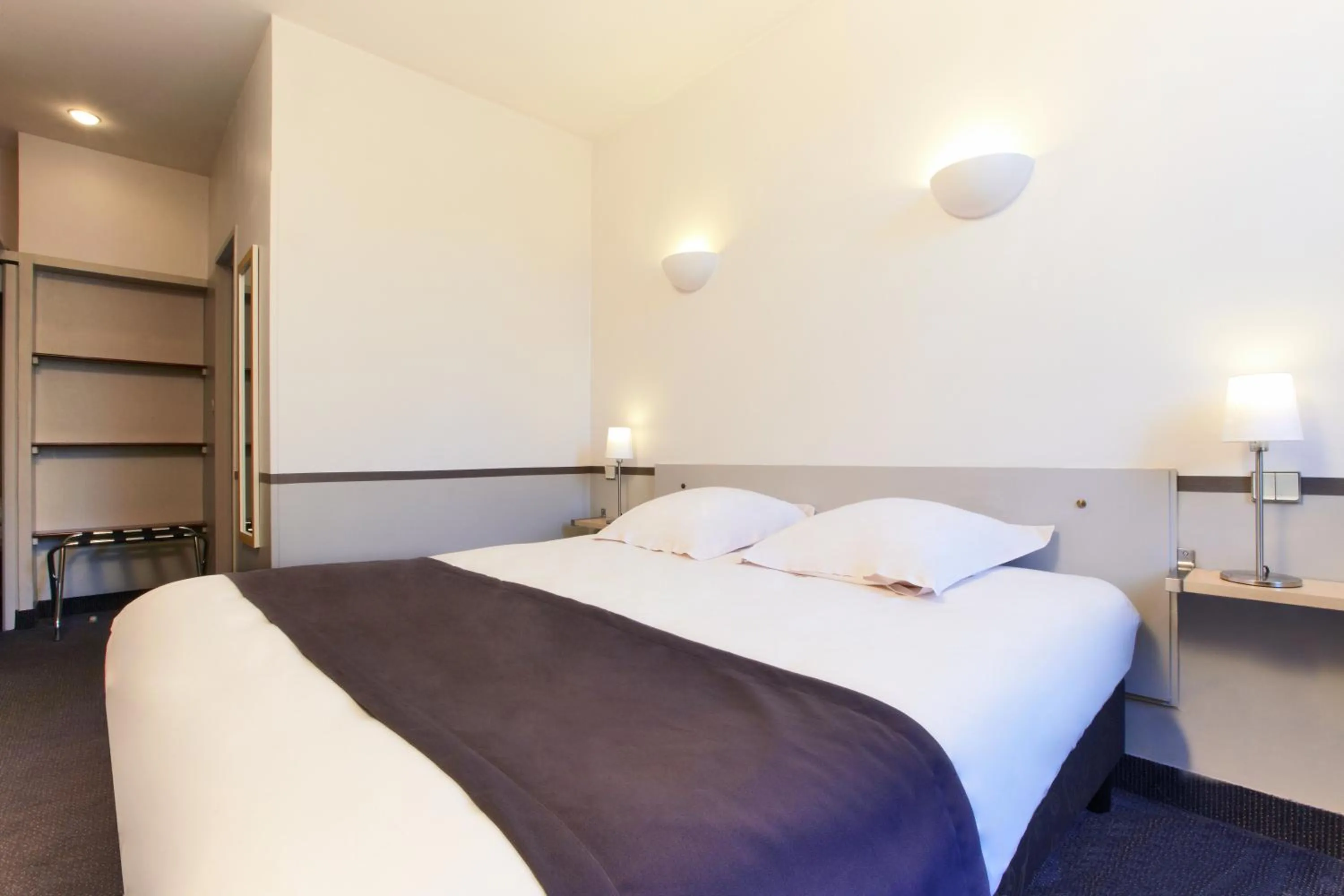 Bedroom, Bed in Plazza Hotel