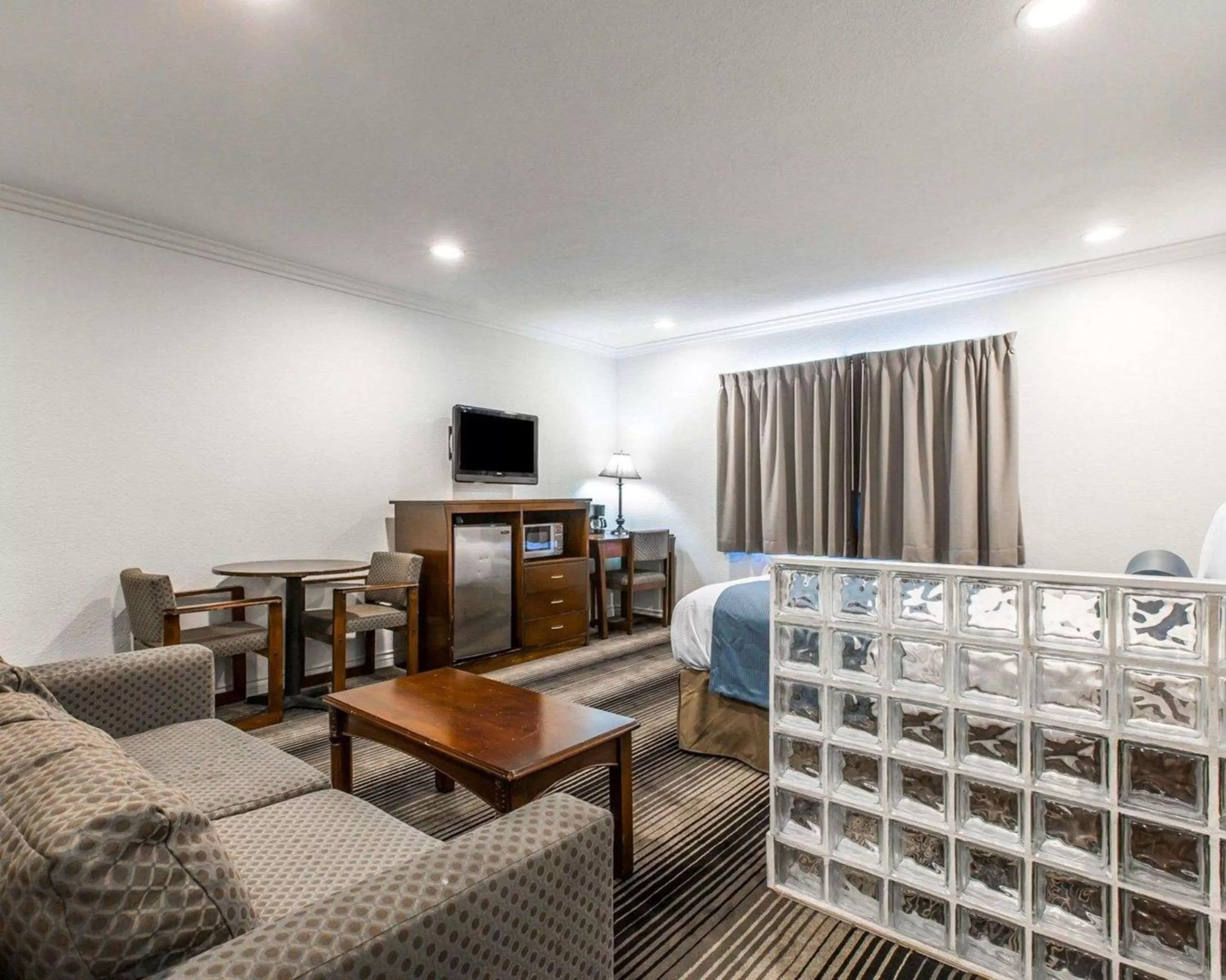 Photo of the whole room, Seating Area in Rodeway Inn & Suites Pacific Coast Highway