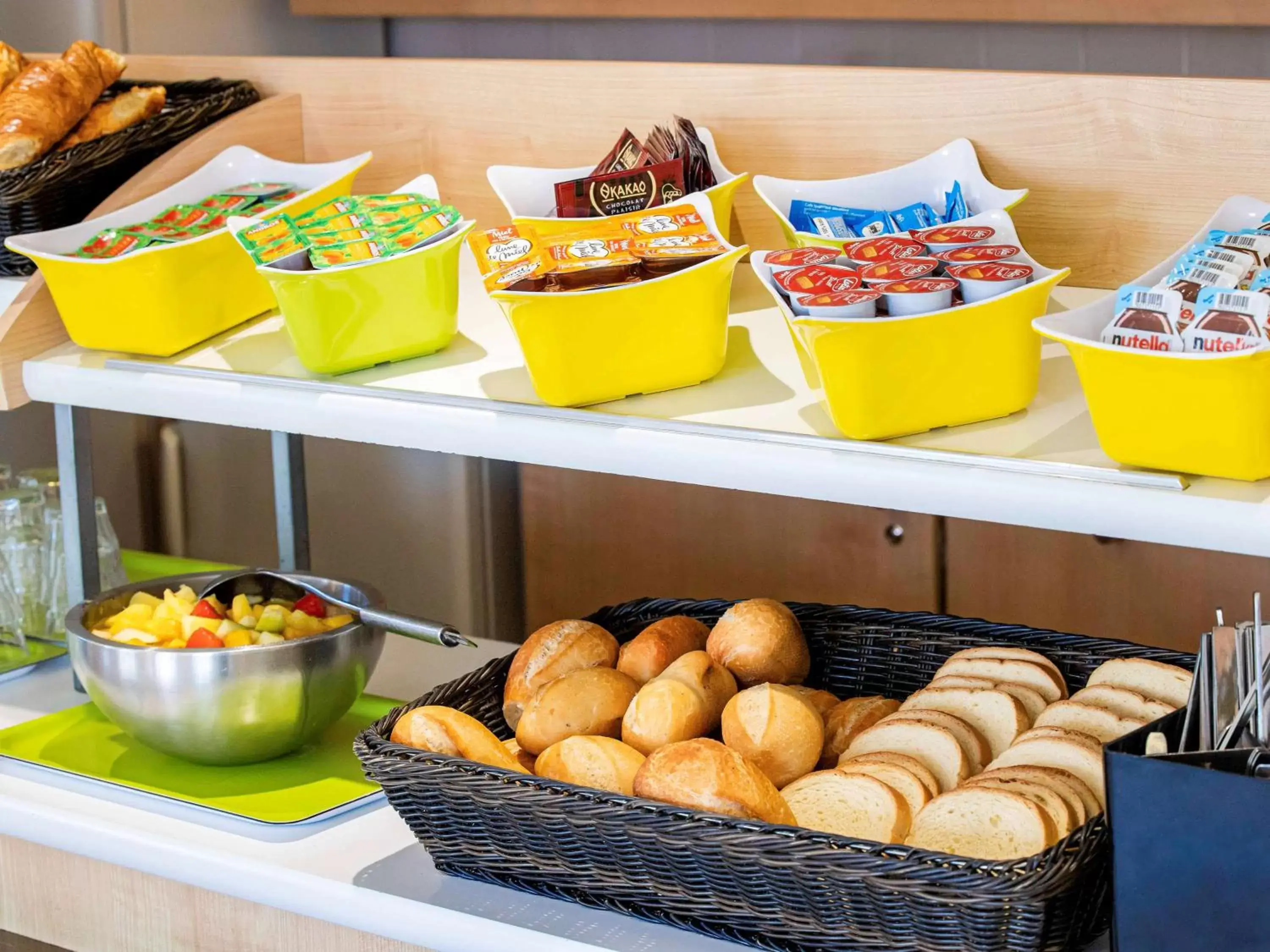 Photo of the whole room, Food in ibis budget Carcassonne Aéroport - A61