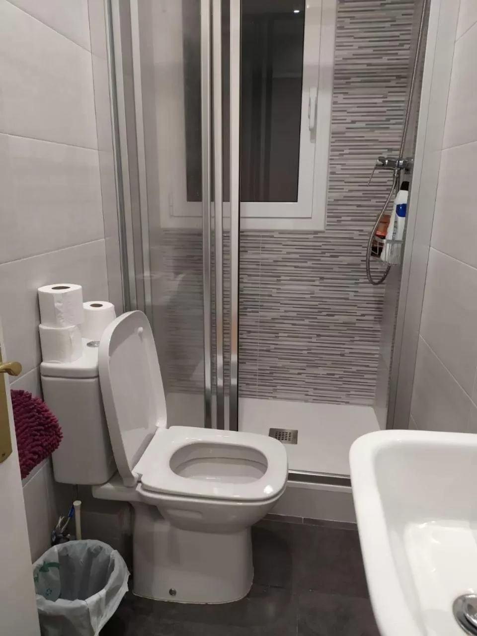 Bathroom in Rooms Arago