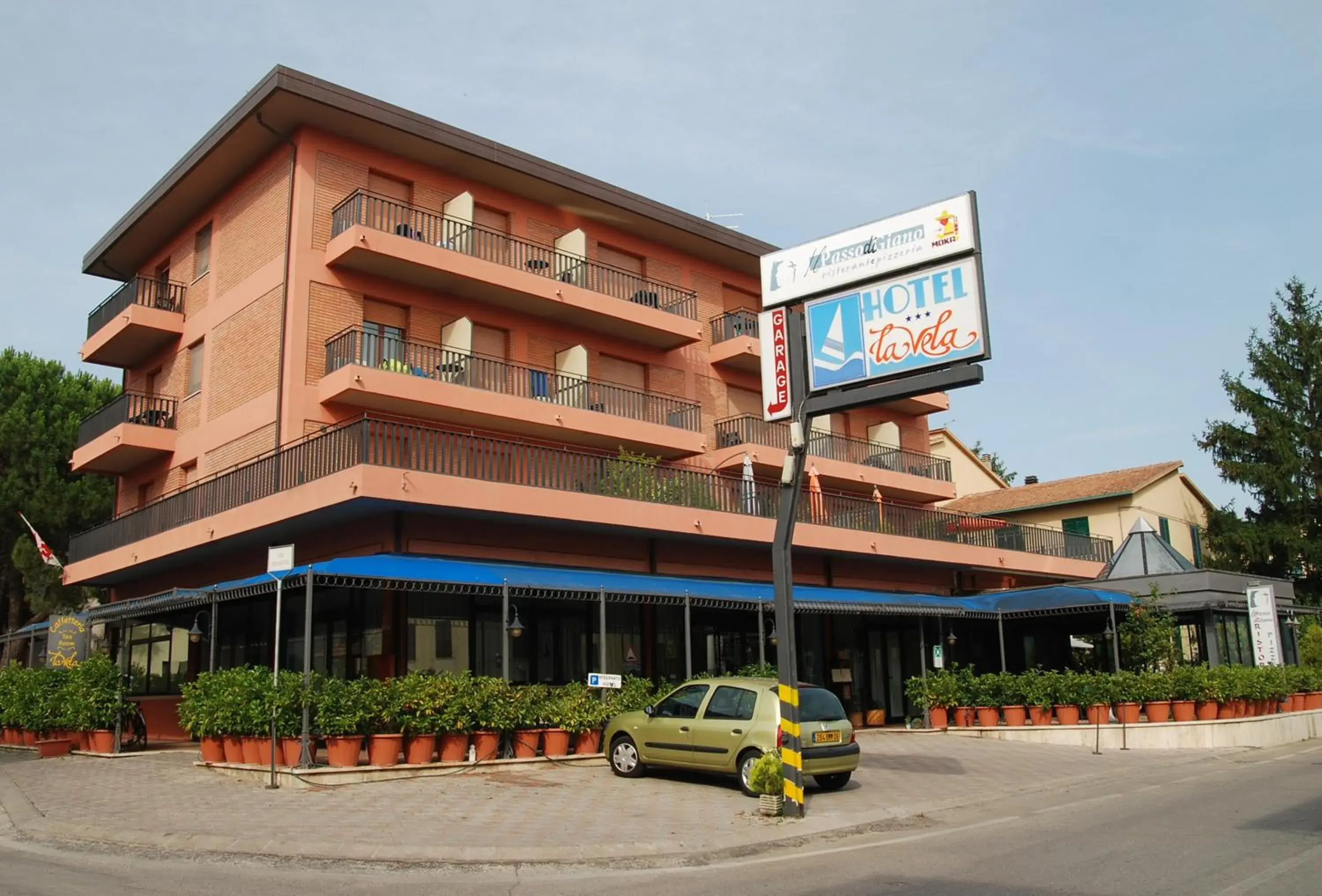 Facade/entrance, Property Building in Hotel La Vela