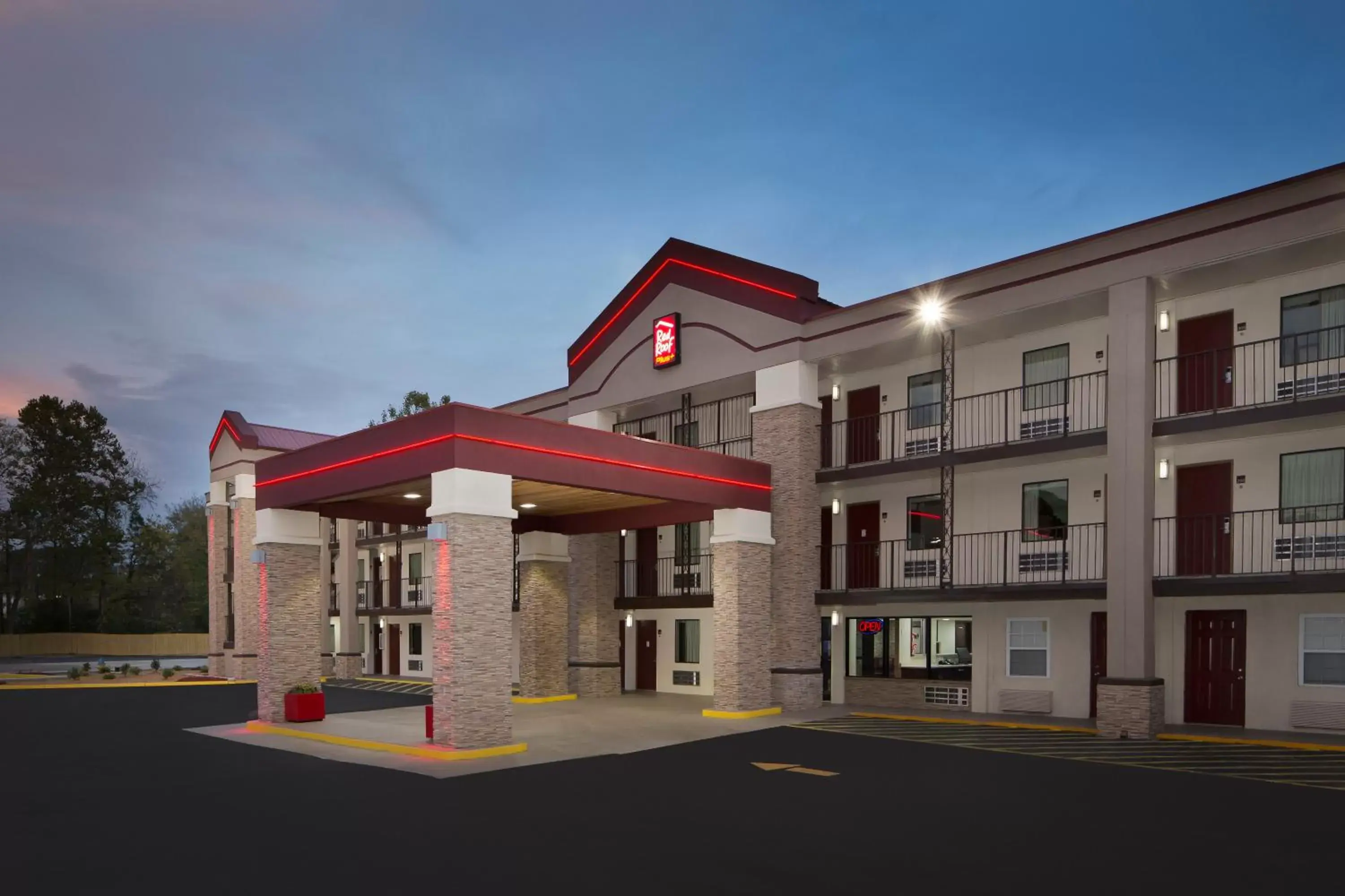 Property Building in Red Roof Inn PLUS+ Birmingham East – Irondale/Airport