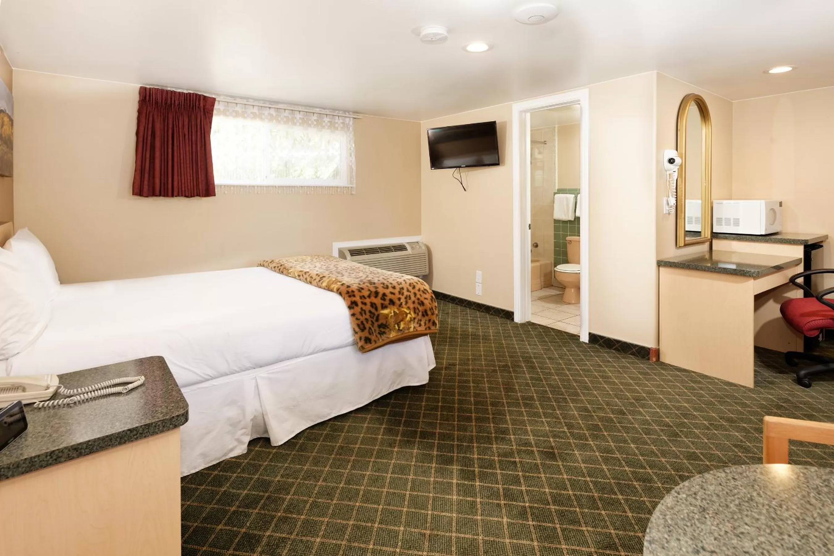 Photo of the whole room, Bed in Glenwood Springs Inn