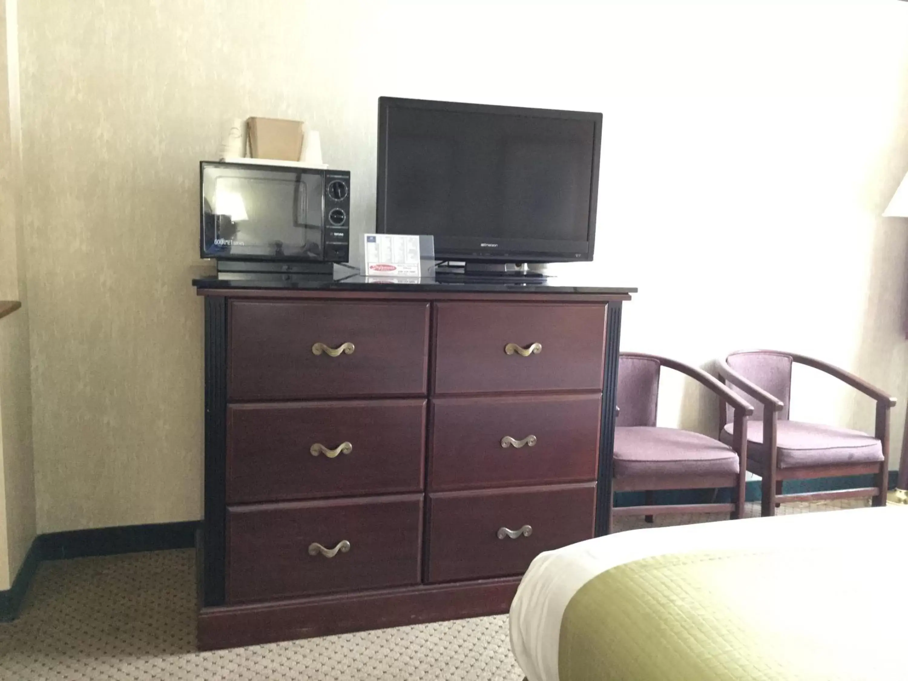 TV/Entertainment Center in Americas Best Value Inn and Suites Saint Charles