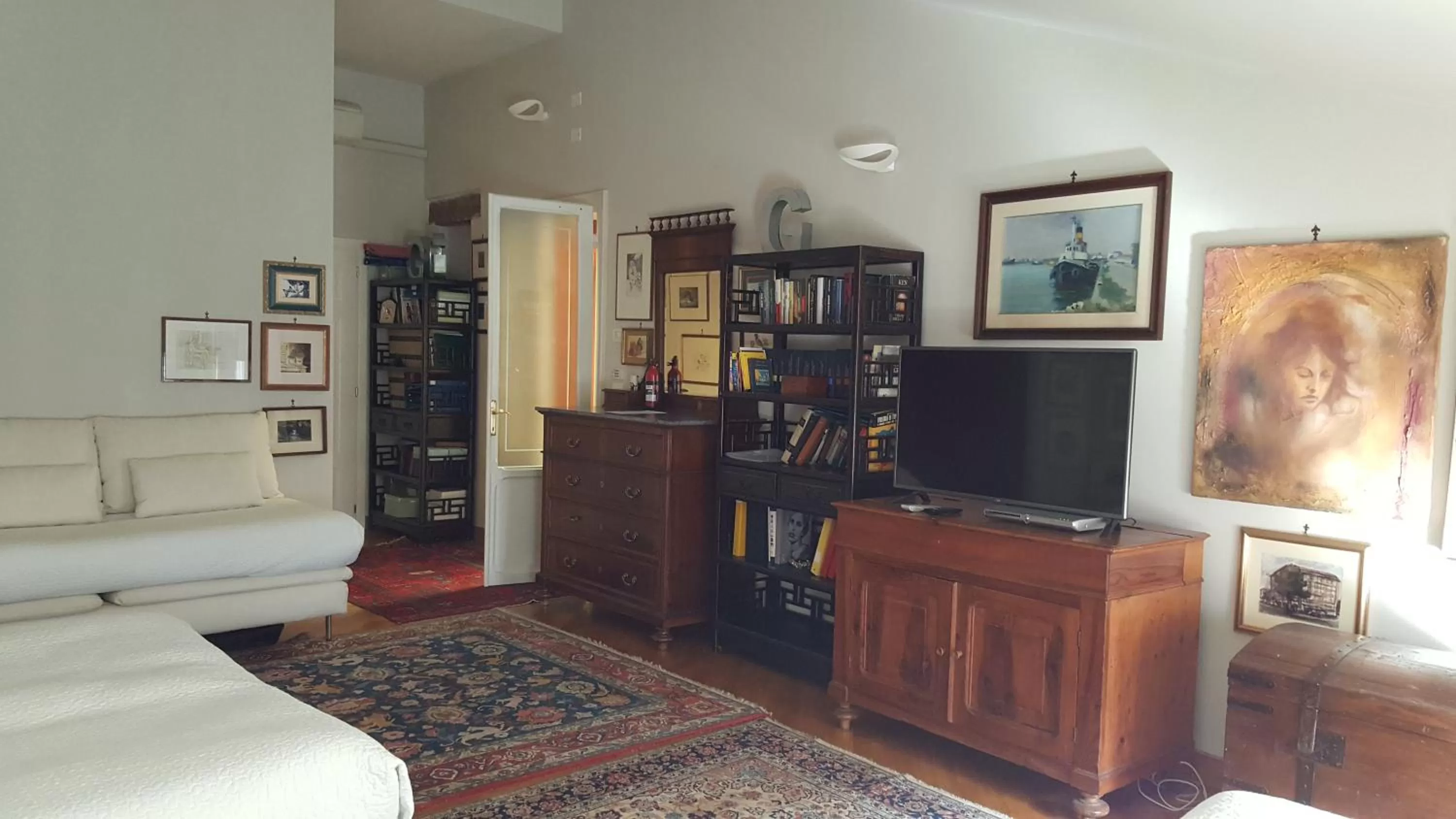 Photo of the whole room, Lounge/Bar in Maison 26 - Luxury Suites