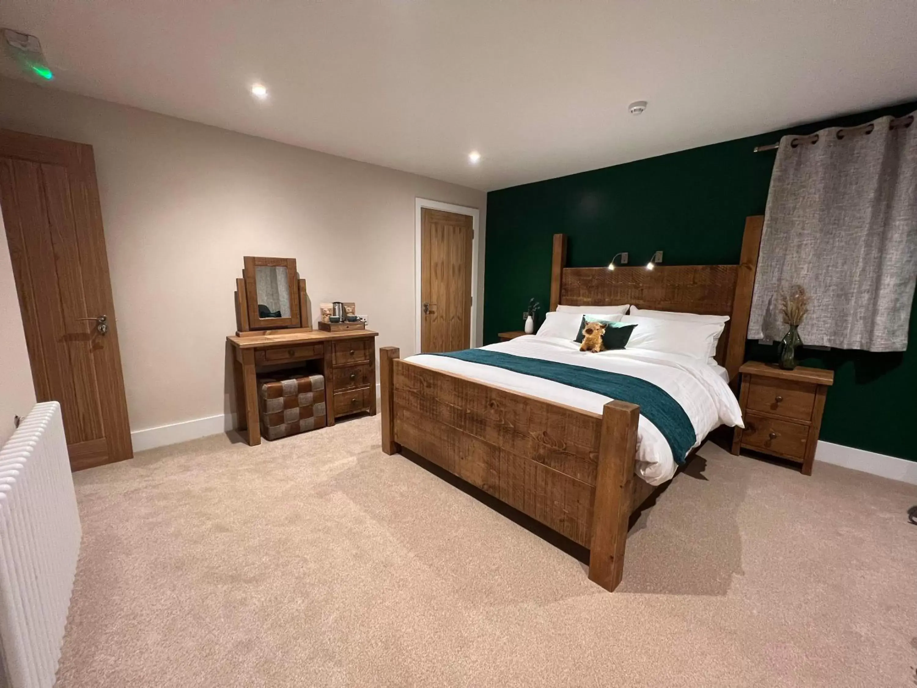 Bedroom in Bulls Head - Holymoorside