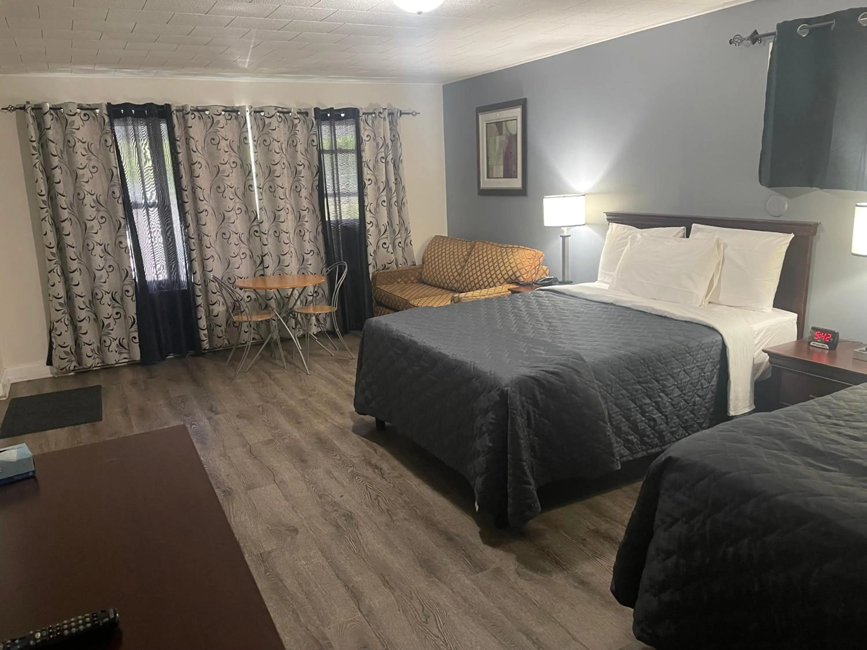 Bed in Nites Inn Motel