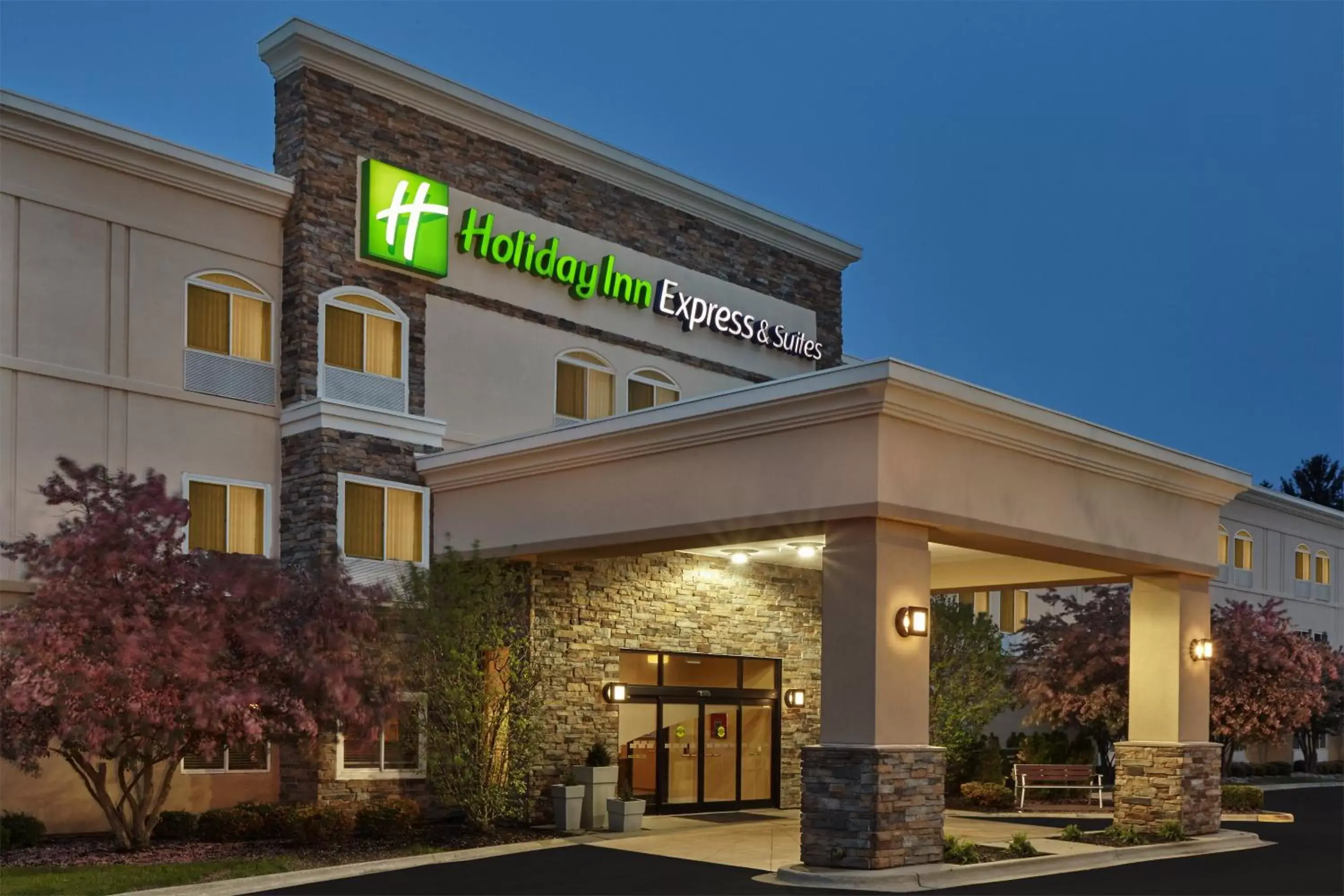 Property Building in Holiday Inn Express & Suites Chicago-Libertyville, an IHG Hotel