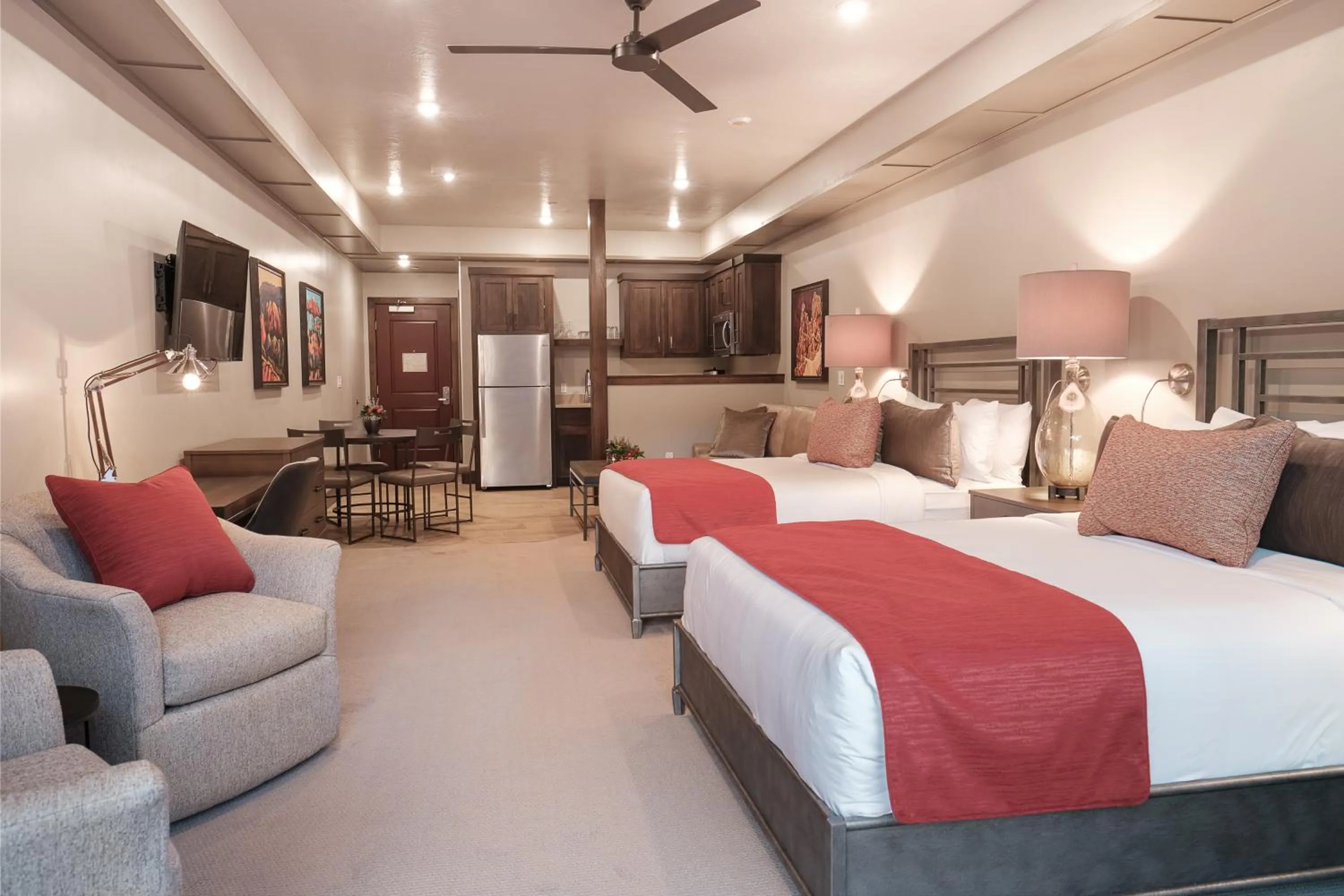 Kitchen or kitchenette, Bed in Cable Mountain Lodge